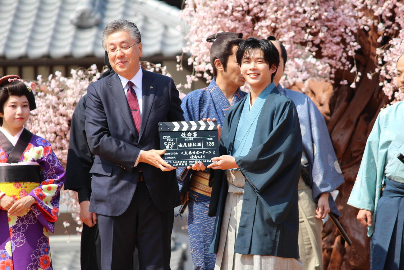 東映の吉村文雄社長（右）から太秦サポーターの任命書を受け取った長尾謙杜