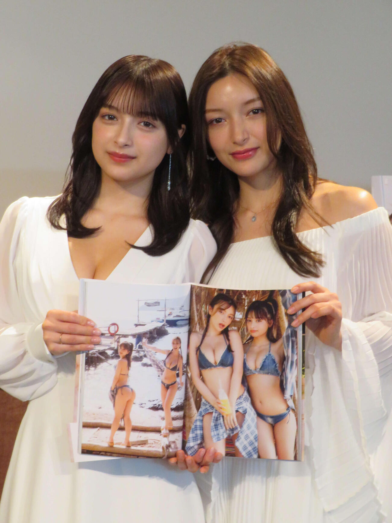 初の写真集「fericire」を発売した“エリマリ姉妹”。姉のErika（右）と妹の百瀬まりな