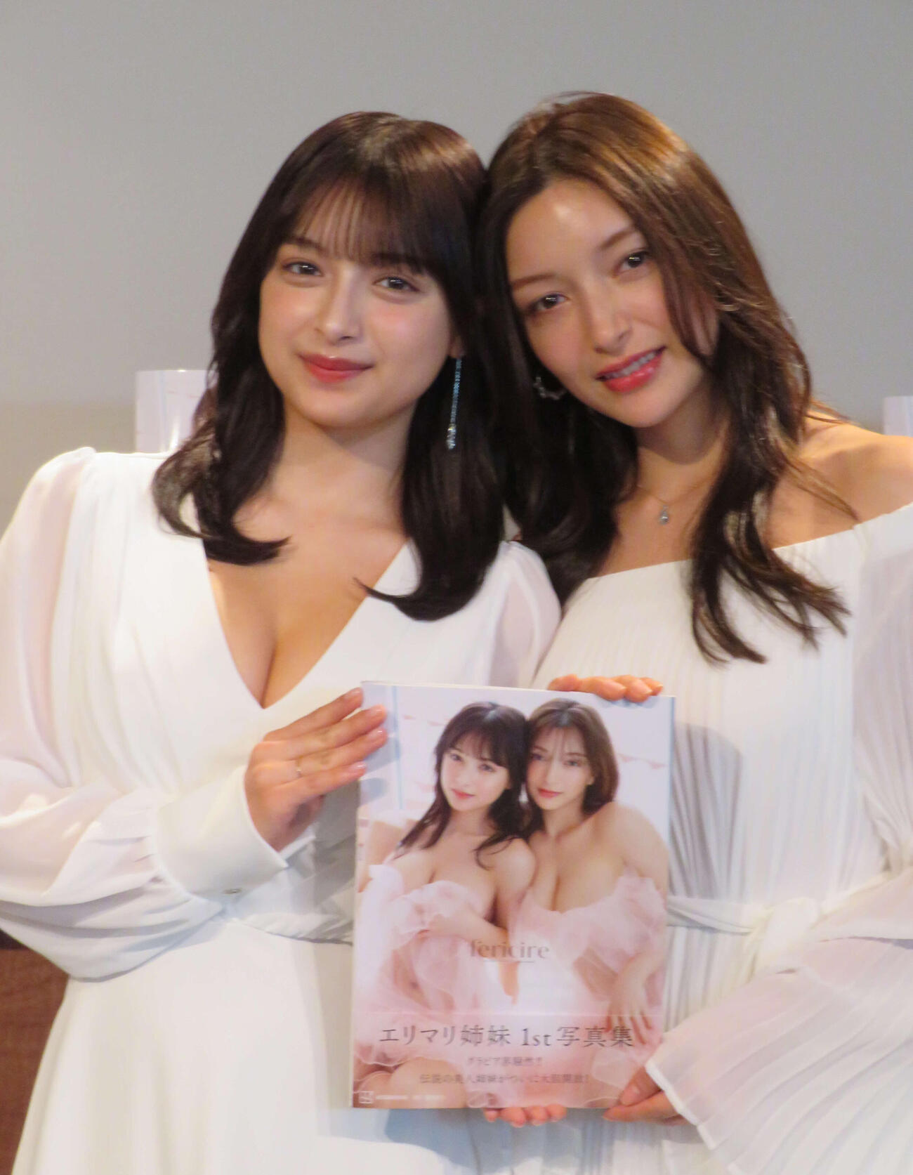 初の写真集「fericire」を発売した“エリマリ姉妹”。姉のErika（右）と妹の百瀬まりな