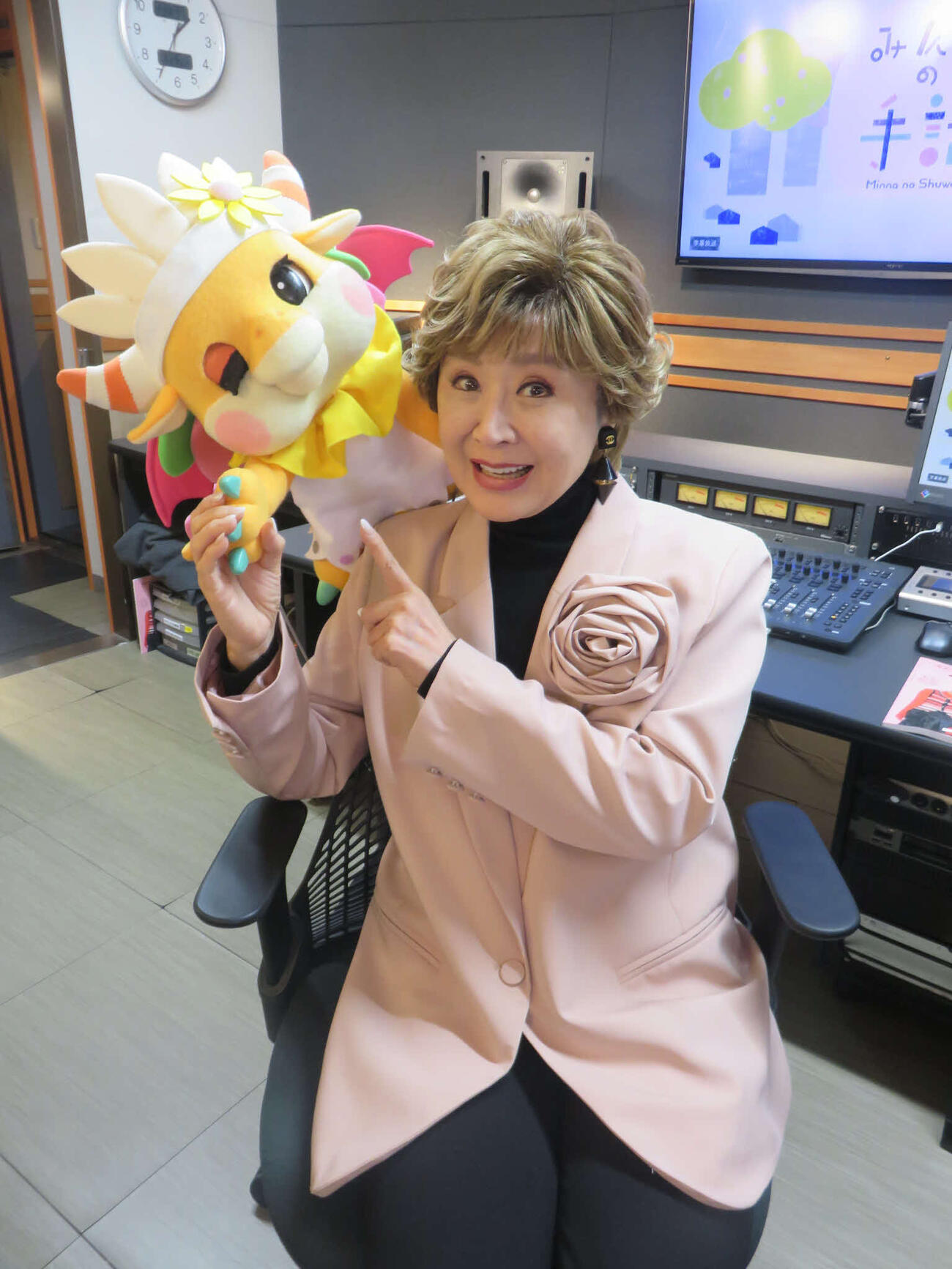 肩の上にサチドラを乗せた小林幸子