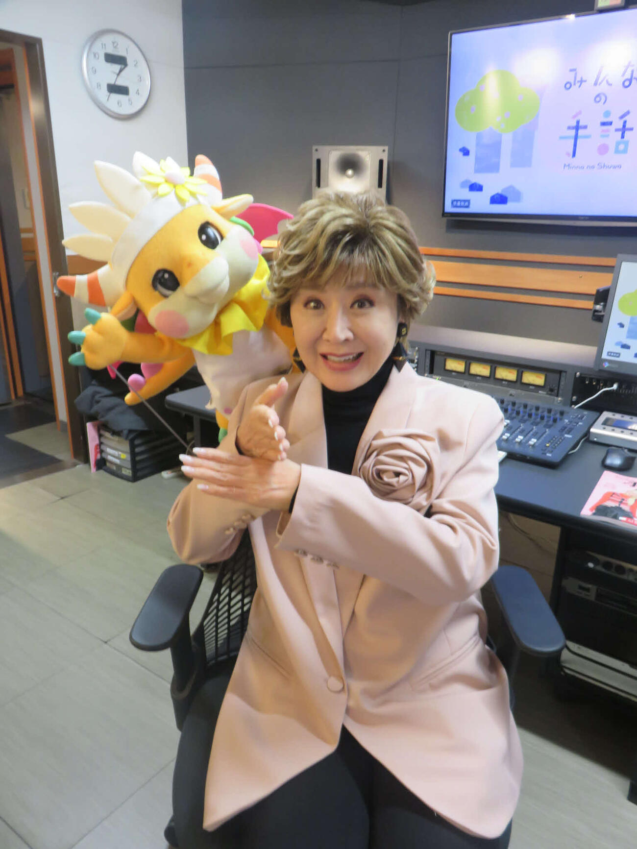 肩の上にサチドラを乗せた小林幸子