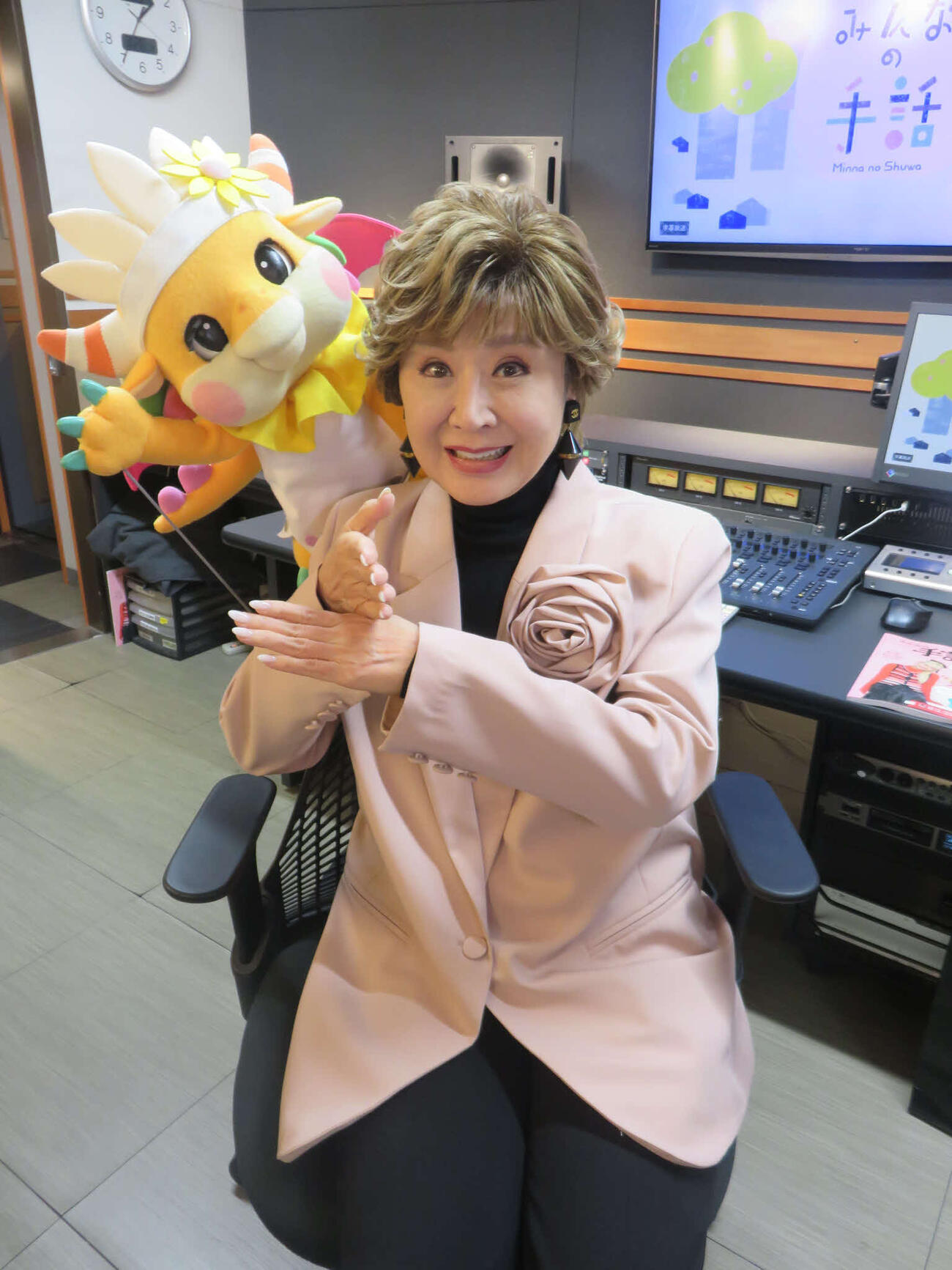 肩の上にサチドラを乗せた小林幸子