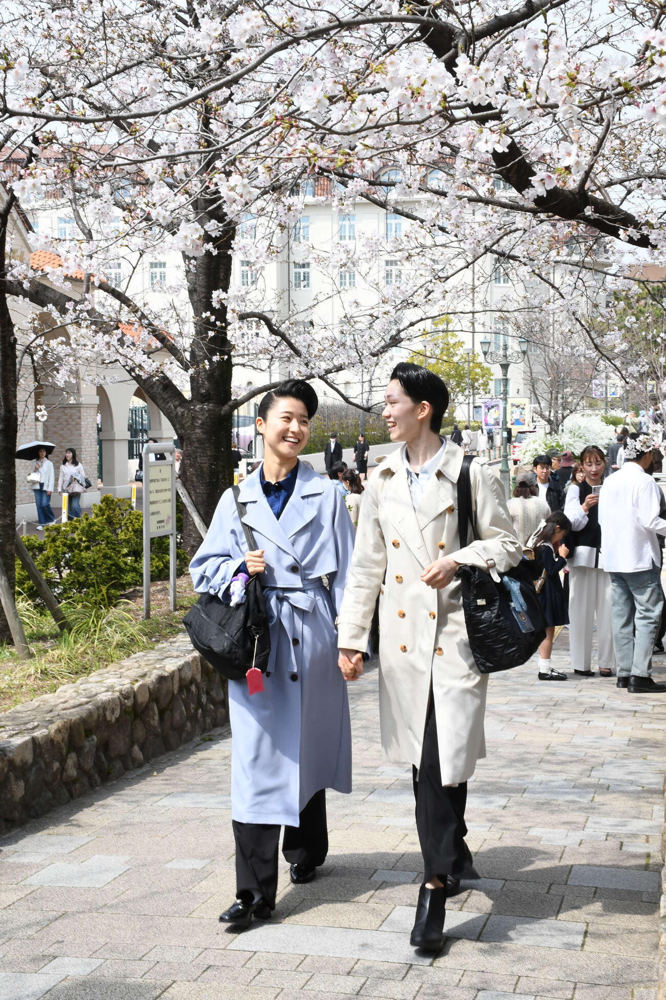 桜も咲く中、宝塚音楽学校に合格した受験生（撮影・阪口孝志）