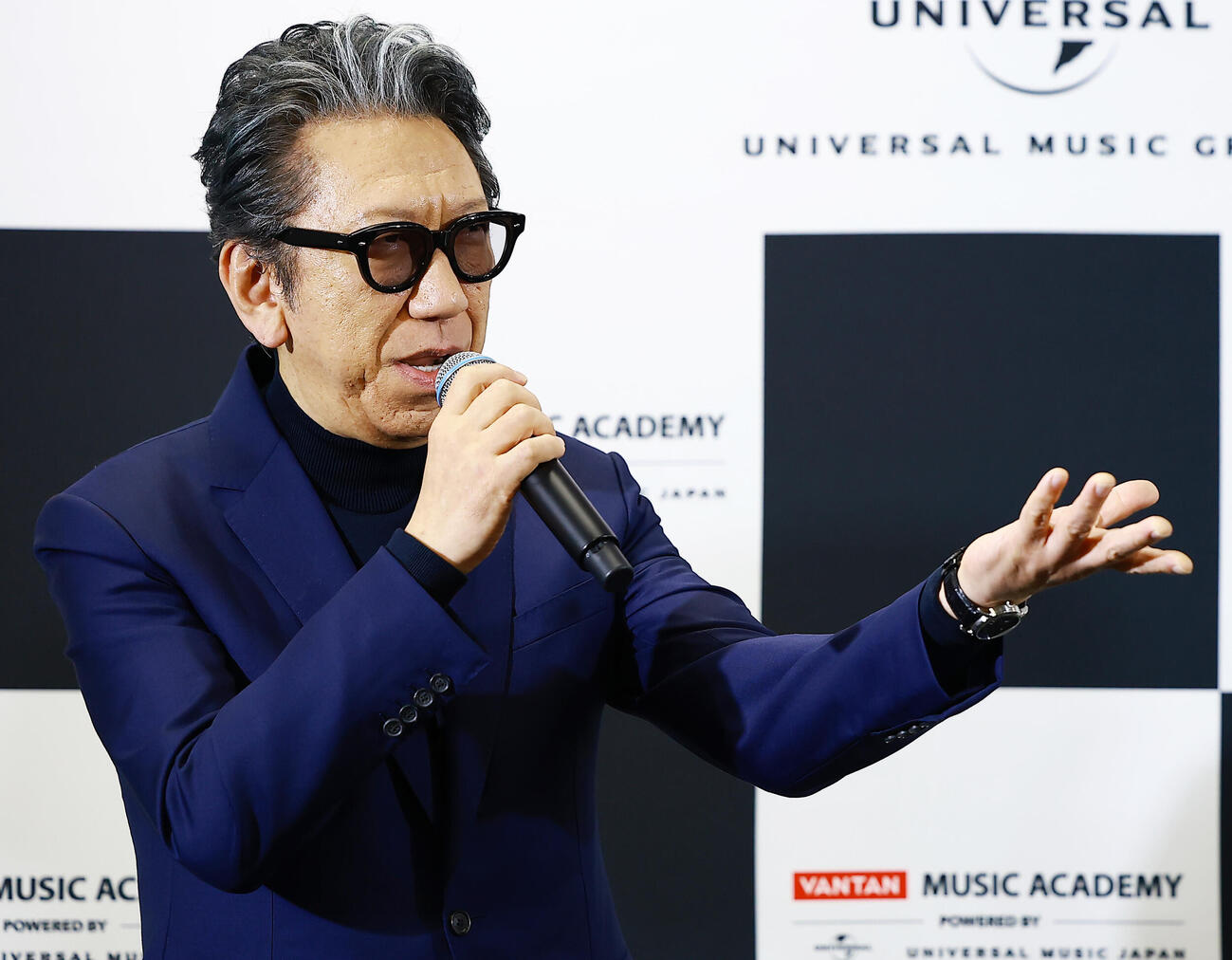 「バンタンミュージックアカデミー　POWERED BY　ユニバーサルミュージック」の開校イベントに登場し入校予定者の質問に答える特別顧問の布袋寅泰