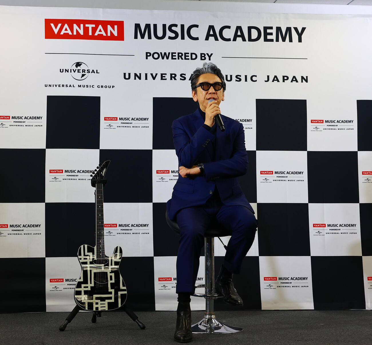 「バンタンミュージックアカデミー　POWERED BY　ユニバーサルミュージック」の開校イベントに登場した特別顧問の布袋寅泰（撮影・野上伸悟）
