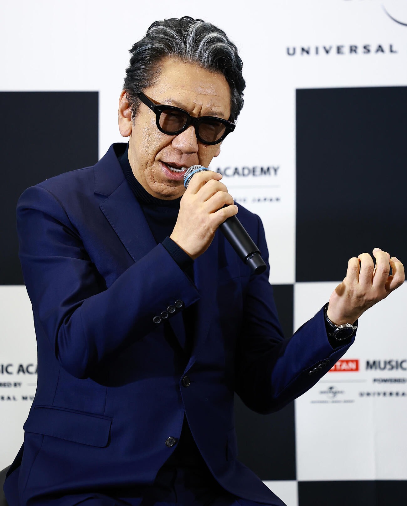 「バンタンミュージックアカデミー　POWERED BY　ユニバーサルミュージック」の開校イベントに登場し入校予定者の質問に答える特別顧問の布袋寅泰