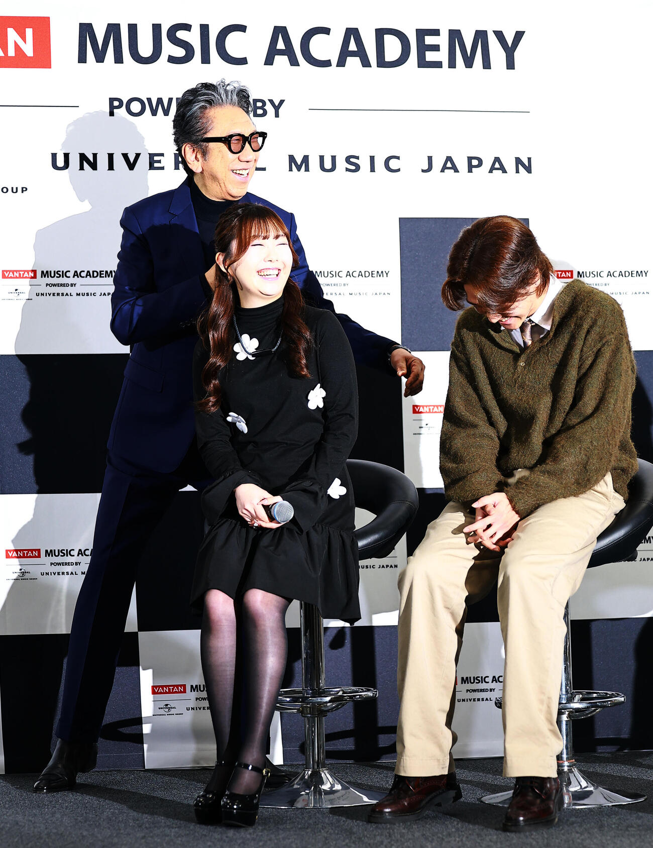 「バンタンミュージックアカデミー　POWERED BY　ユニバーサルミュージック」の開校イベントに登場した特別顧問の布袋寅泰は、緊張する入校予定者の肩をたたきリラックスさせる（撮影・野上伸悟）