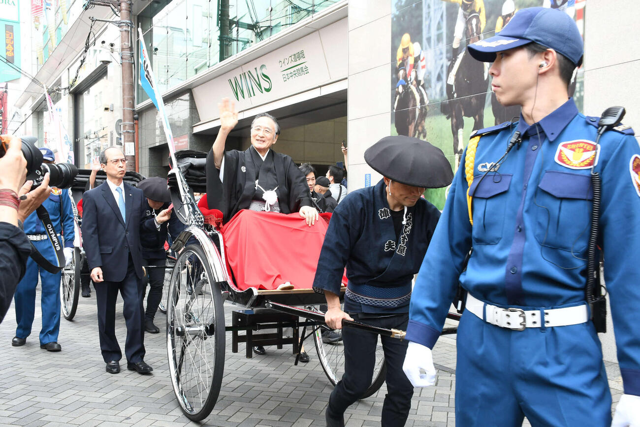 大阪松竹座さよなら公演を前に人力車に乗りお練りを行う片岡仁左衛門（撮影・阪口孝志）