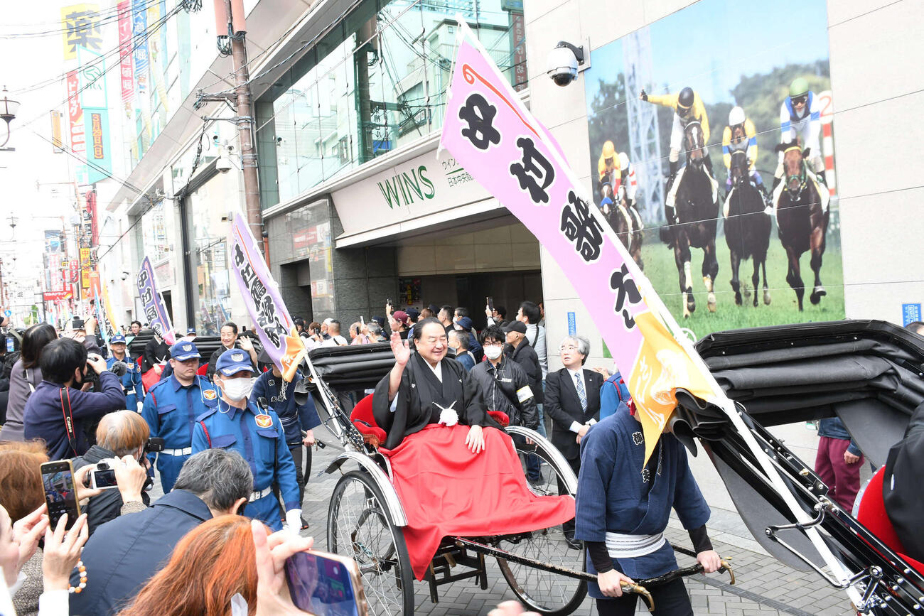 大阪松竹座さよなら公演を前に人力車に乗りお練りを行う中村鴈治郎ら（撮影・阪口孝志）