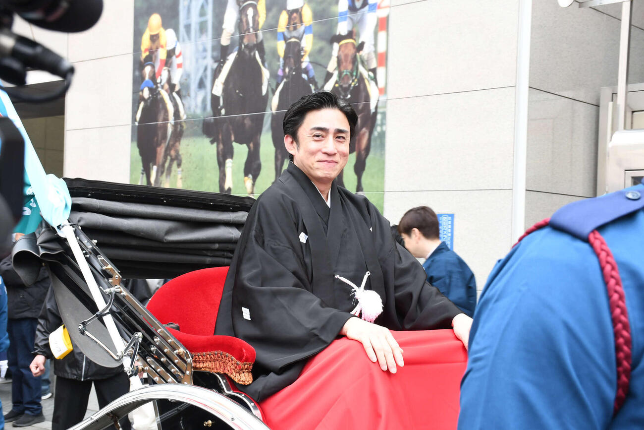 大阪松竹座さよなら公演を前に人力車に乗りお練りを行う松本幸四郎（撮影・阪口孝志）