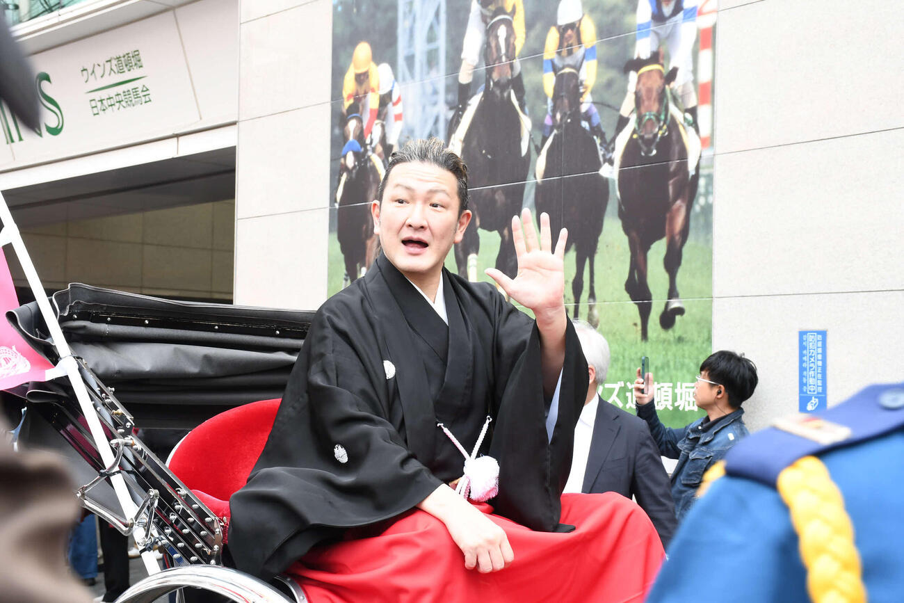 大阪松竹座さよなら公演を前に人力車に乗りお練りを行う中村獅童（撮影・阪口孝志）