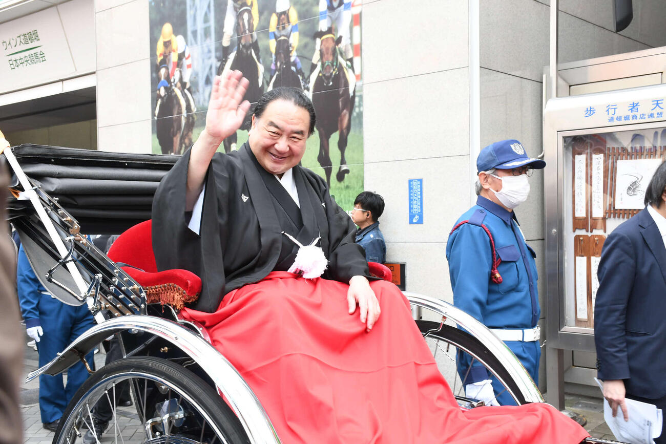 大阪松竹座さよなら公演を前に人力車に乗りお練りを行う中村鴈治郎（撮影・阪口孝志）