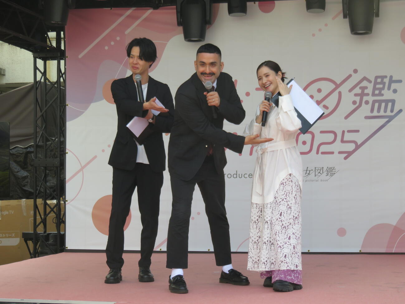 デニス植野行雄（中）は妻の比嘉梨乃（右）を紹介する。左は松下宣夫