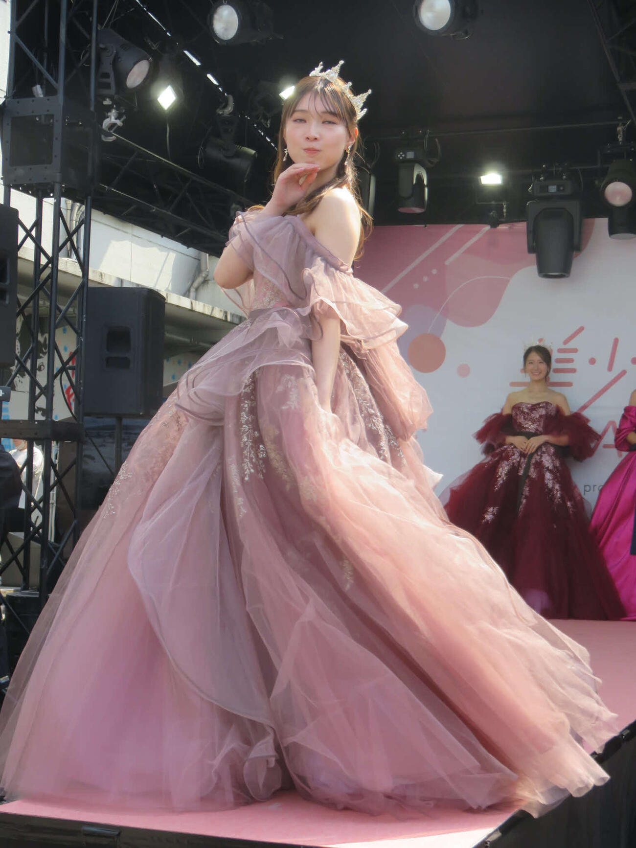 「美少女図鑑DAY 2025」のランウェイを歩く原田菜々実