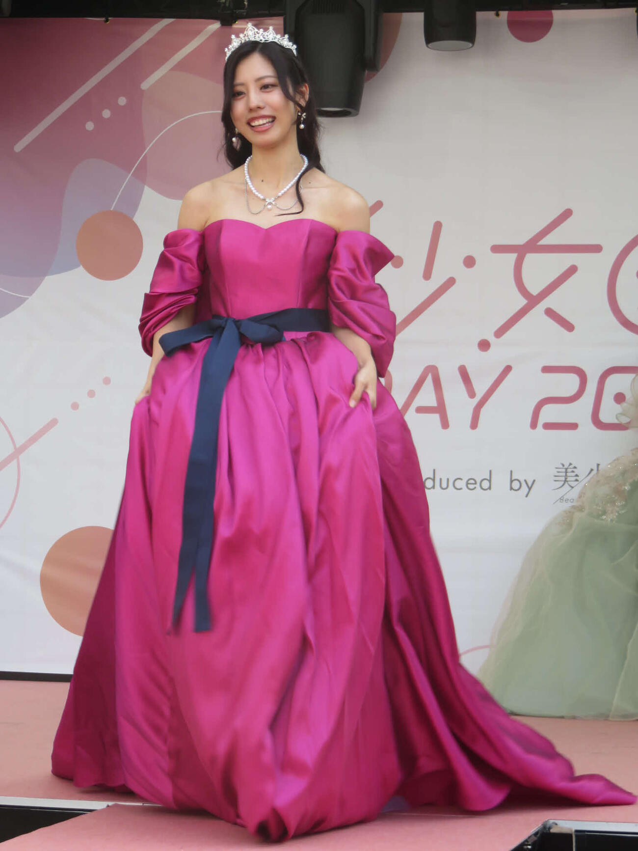 「美少女図鑑DAY 2025」のランウェイを歩く高田裕香