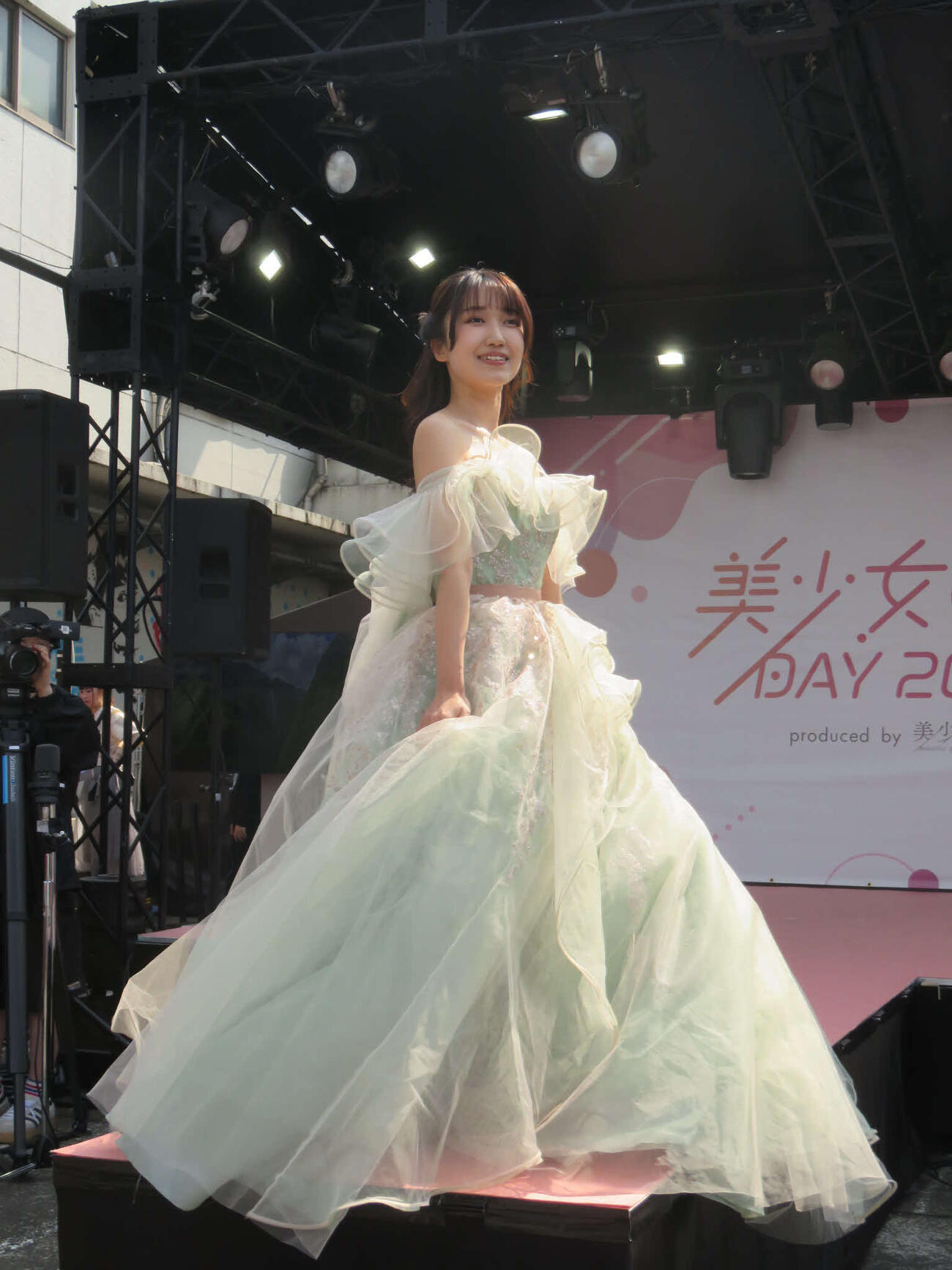 「美少女図鑑DAY 2025」のランウェイを歩く星奈花実