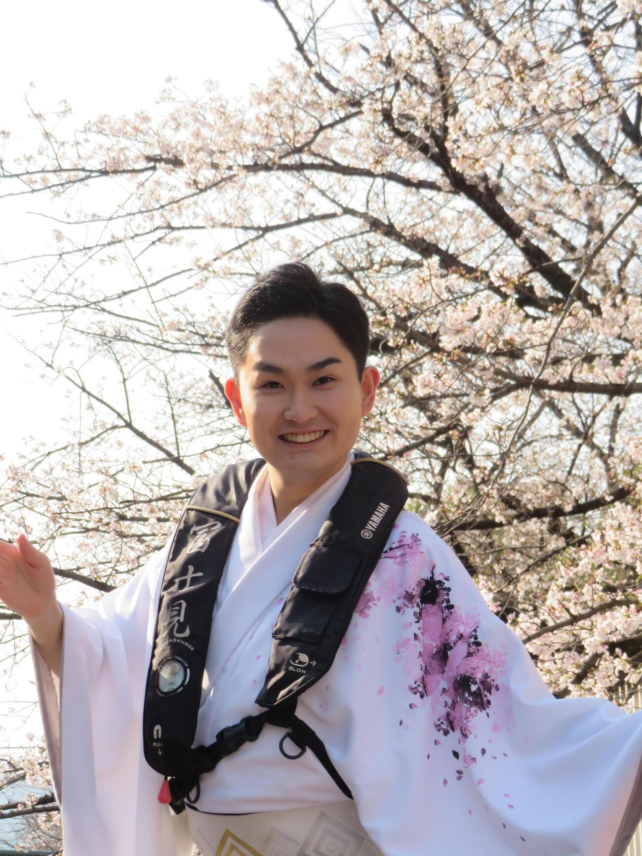 新曲「門前仲町の恋ざくら」をPRする花見船イベントを行った彩青