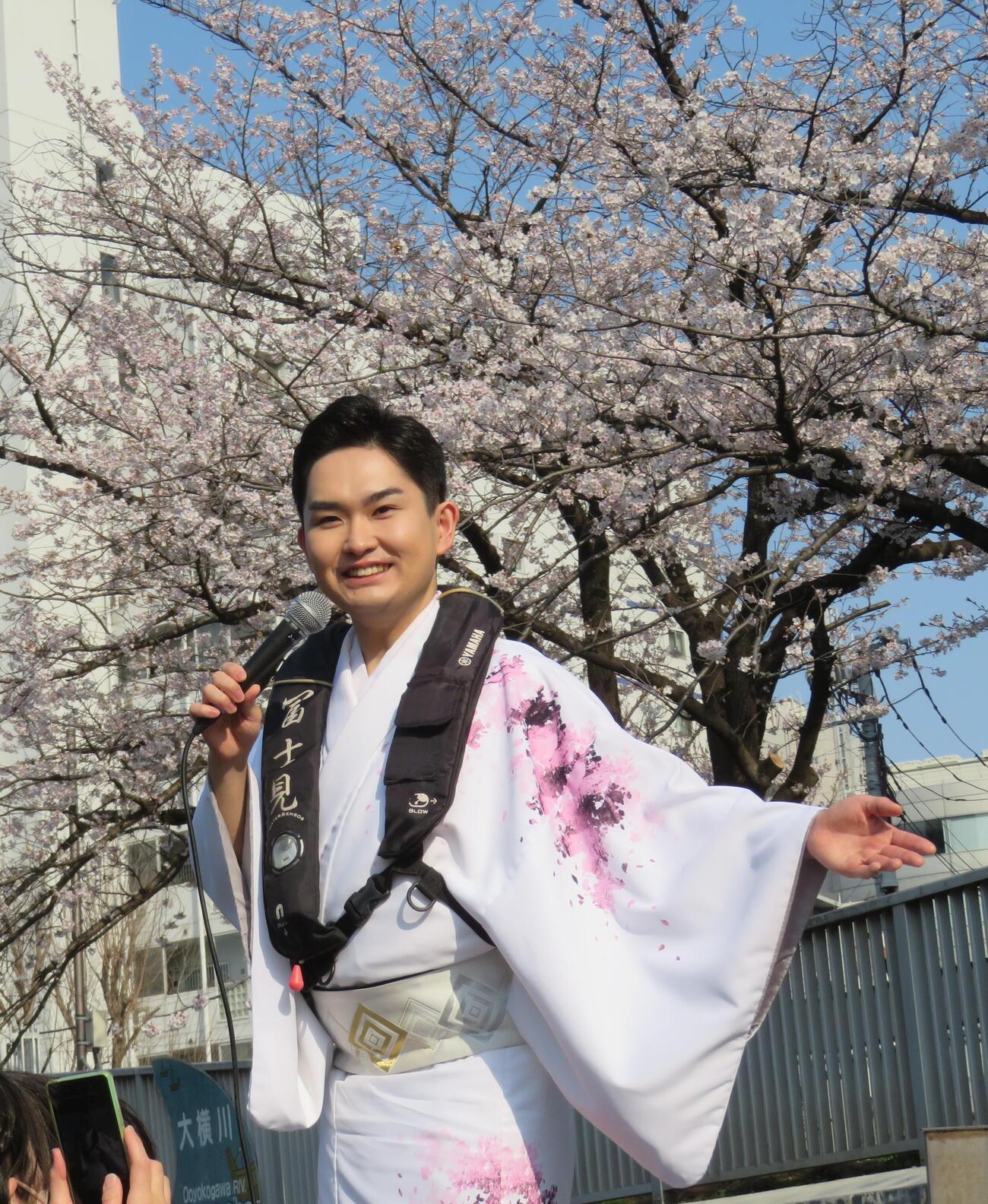 新曲「門前仲町の恋ざくら」をPRする花見船イベントを行った彩青