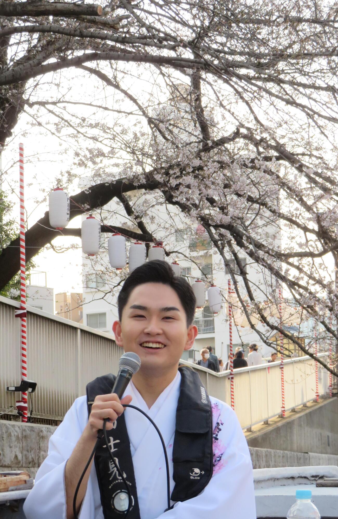 新曲「門前仲町の恋ざくら」をPRする花見船イベントを行った彩青