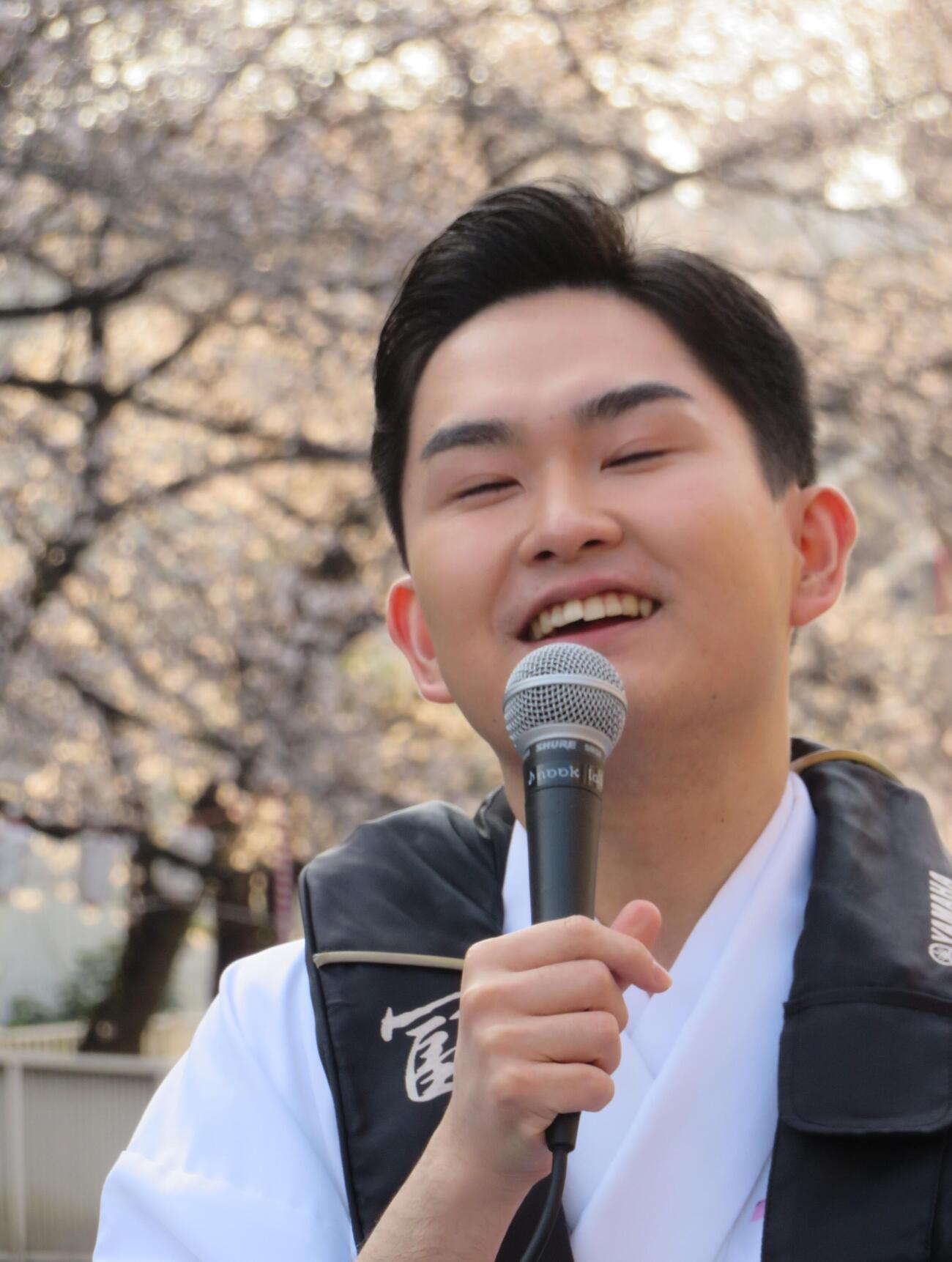 新曲「門前仲町の恋ざくら」をPRする花見船イベントを行った彩青