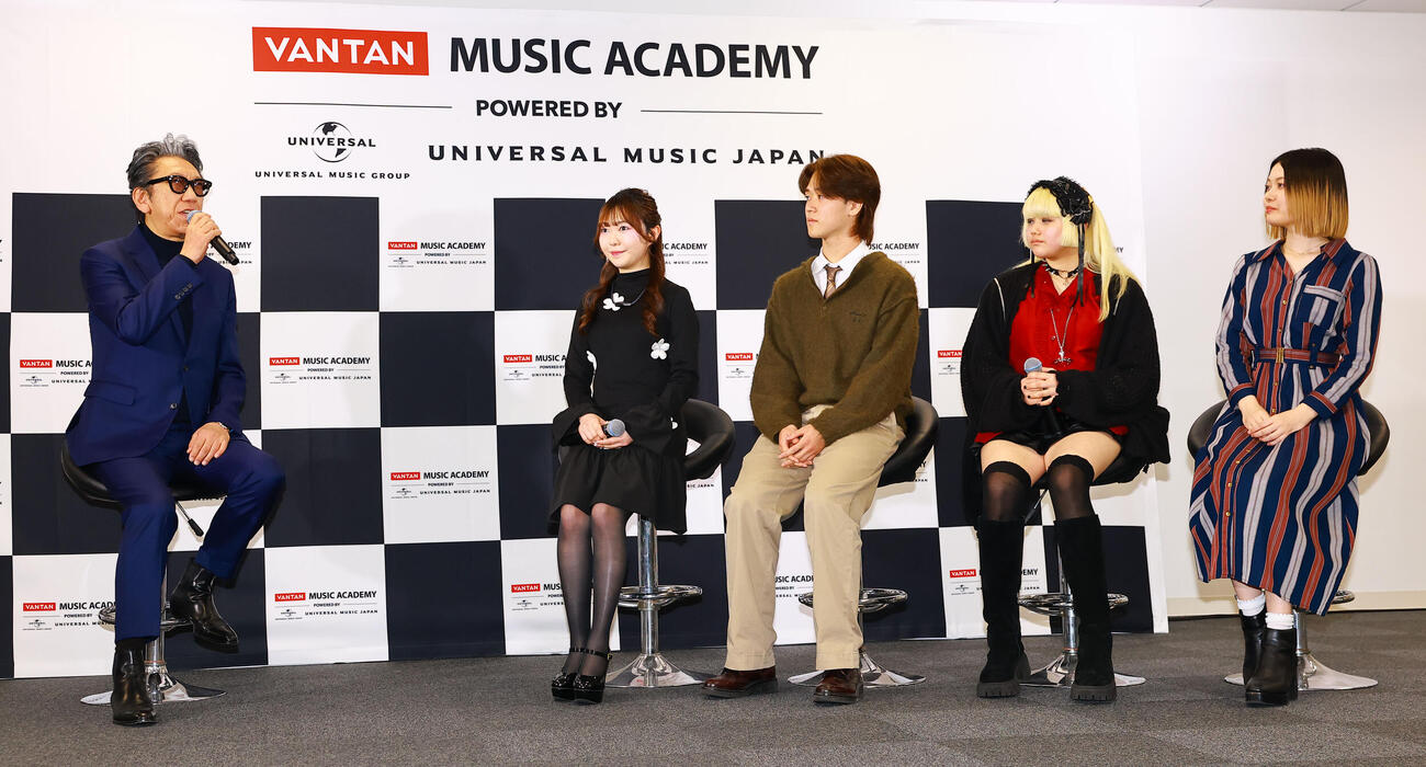 「バンタンミュージックアカデミー　POWERED BY　ユニバーサルミュージック」の開校イベントに登場し入校予定者の質問に答える特別顧問の布袋寅泰
