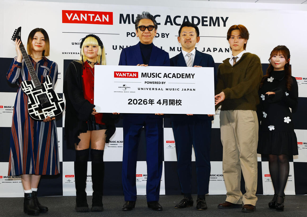 「バンタンミュージックアカデミー　POWERED BY　ユニバーサルミュージック」の開校イベントに登場し、入校予定者と記念撮影する特別顧問の布袋寅泰（左から3人目）。同4人目はVANTAN第3運営部の野尻部長（撮影・野上伸悟）