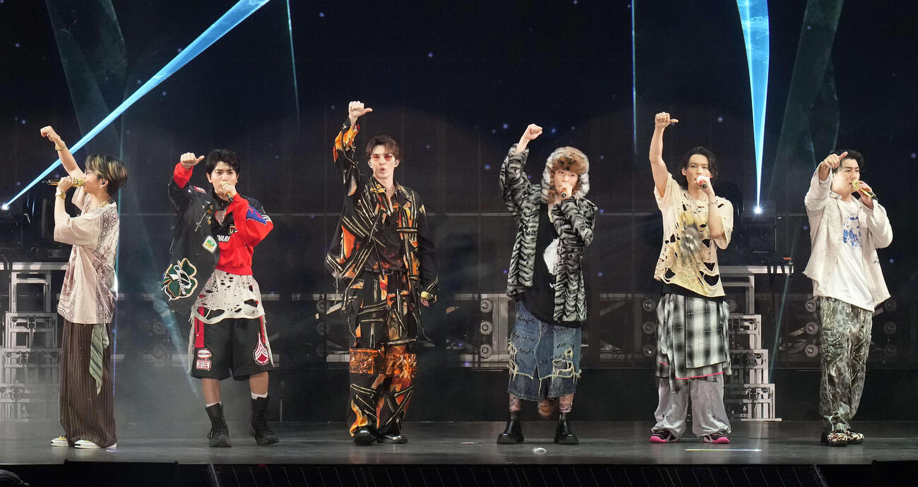 ファンの声援にポーズを決めるSixTONES。田中樹、髙地優吾、ジェシー、京本大我、松村北斗、森本慎太郎（撮影・たえ見朱実）