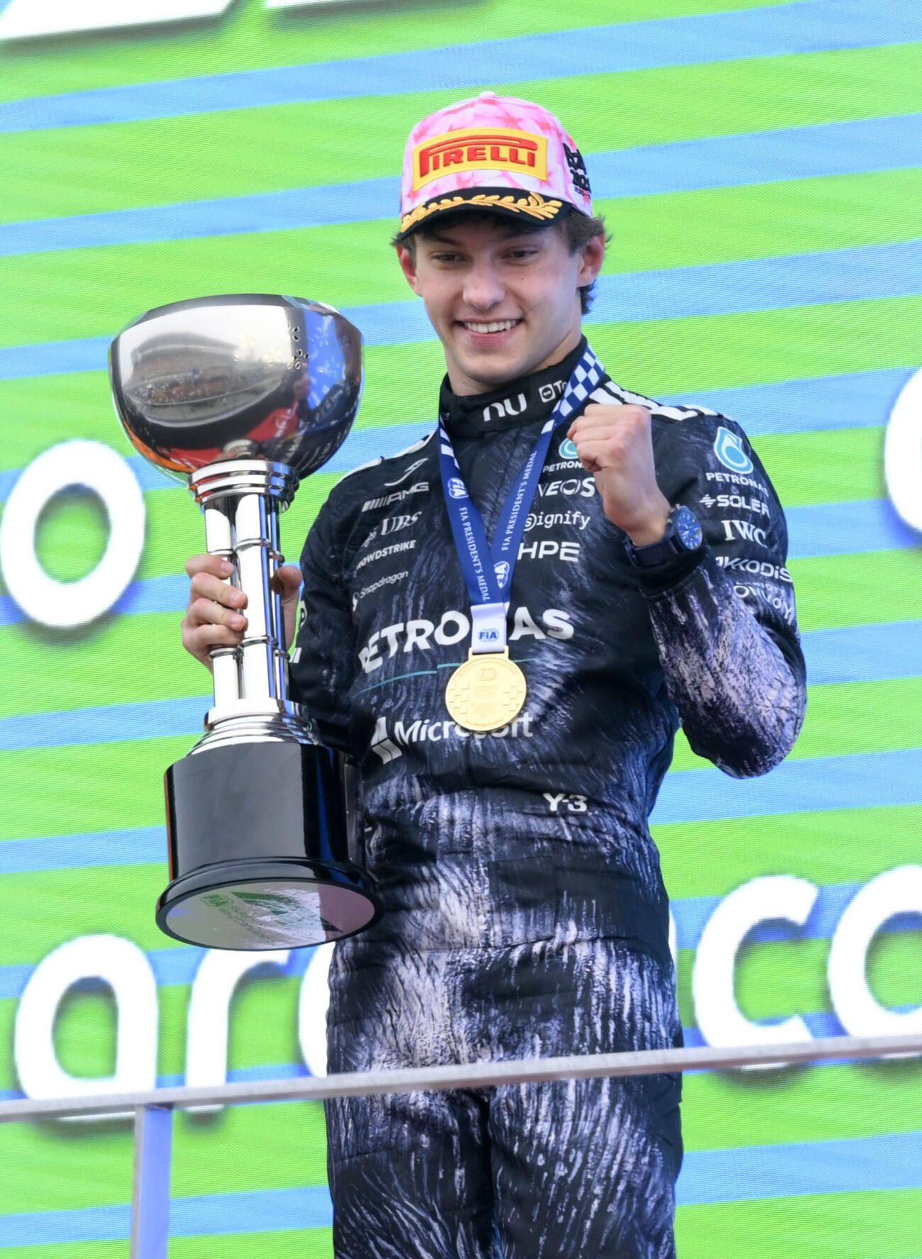 今季2勝目を挙げ、ガッツポーズするメルセデスのキミ・アントネッリ＝鈴鹿サーキット(共同)