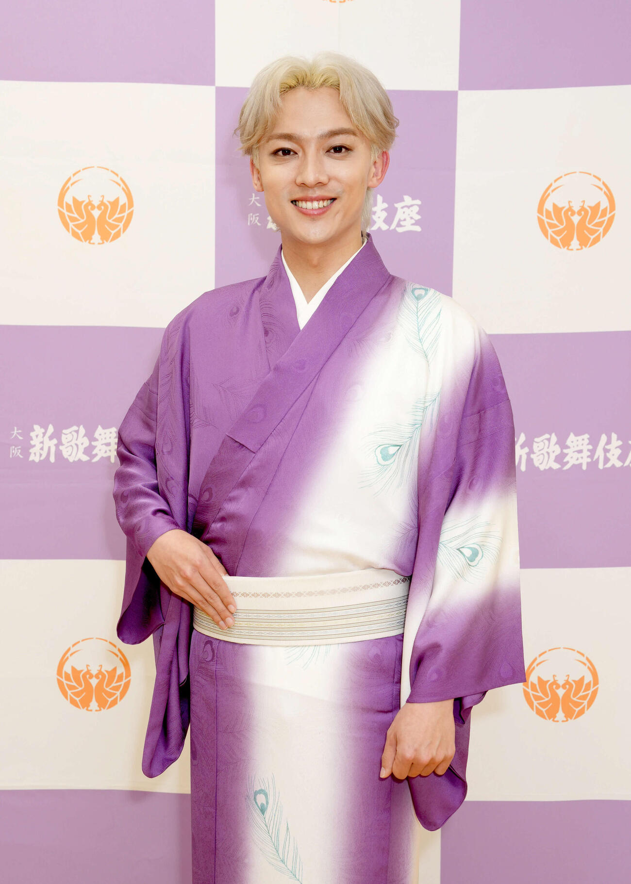 大阪の新歌舞伎座で演歌だけを歌うコンサートを行った辰巳ゆうと