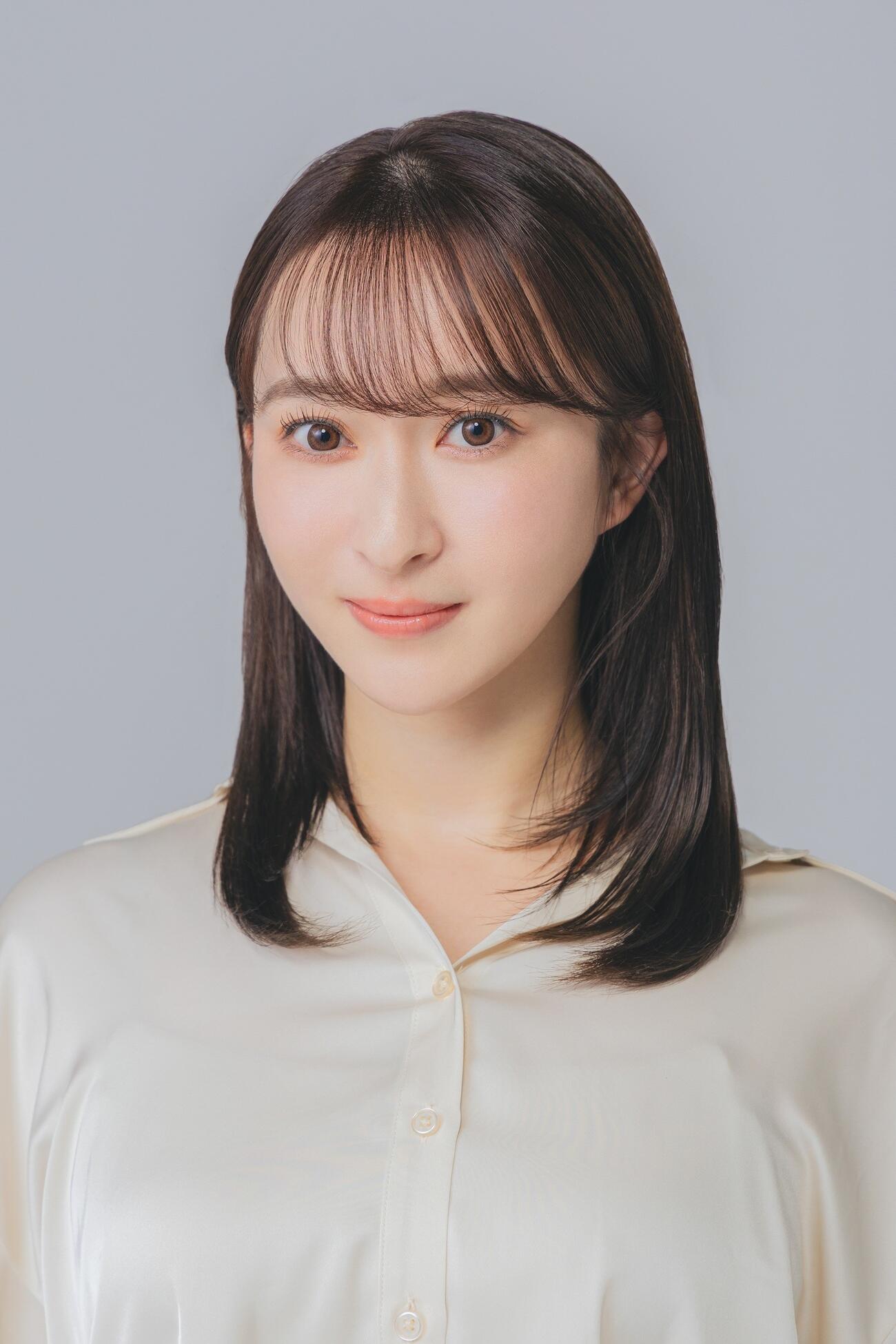 6月3日に「さよならは黄昏に」で歌手デビューする有沙瞳