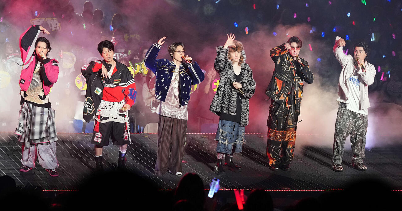 パワフルなステージでファンを魅了するSixTONES。左から松村北斗、髙地優吾、田中樹、京本大我、ジェシー、森本慎太郎（撮影・たえ見朱実）