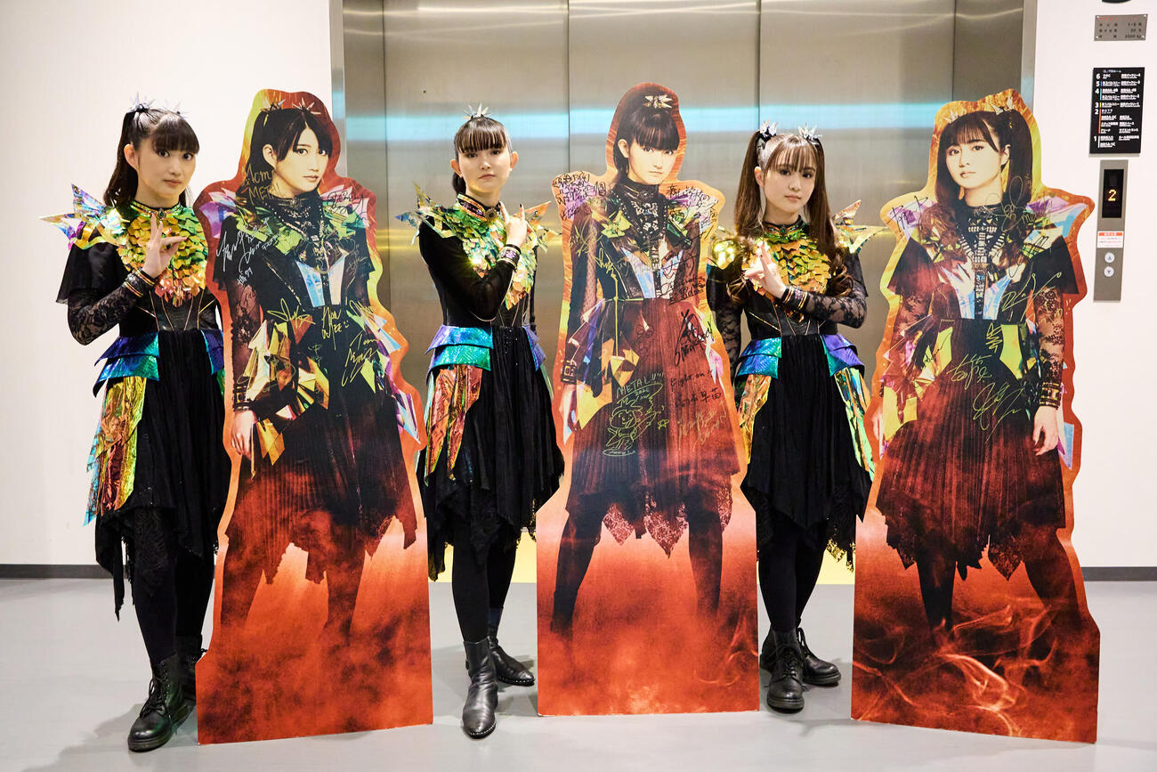 等身大パネルと並ぶBABYMETAL