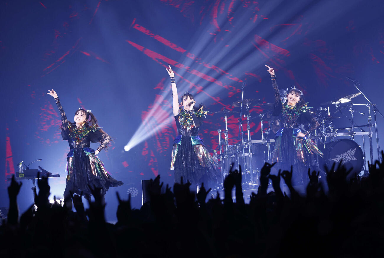 「TOKYO FM開局55周年記念　BABYMETALのメタラジ！FES」でパフォーマンスするBABYMETAL