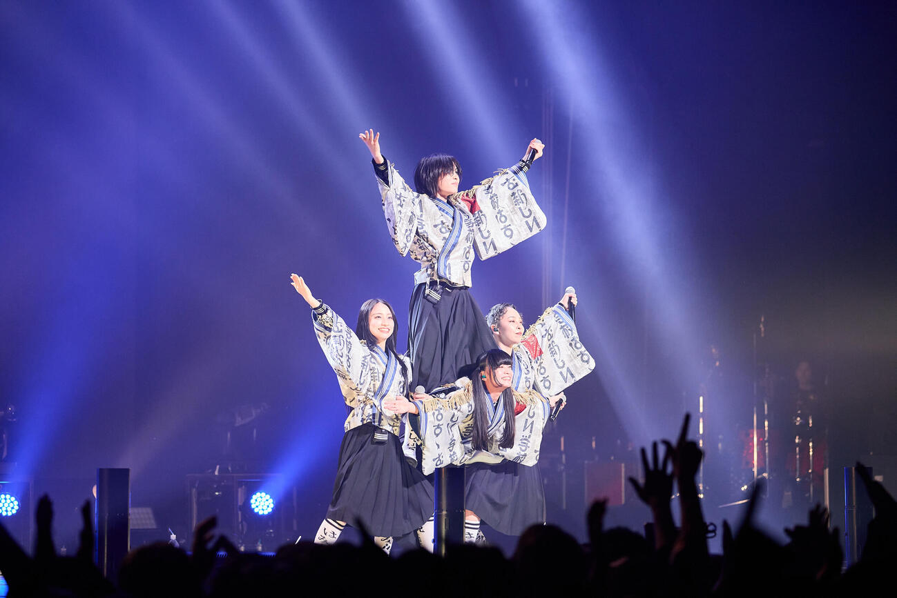 「TOKYO FM開局55周年記念　BABYMETALのメタラジ！FES」でパフォーマンスする新しい学校のリーダーズ