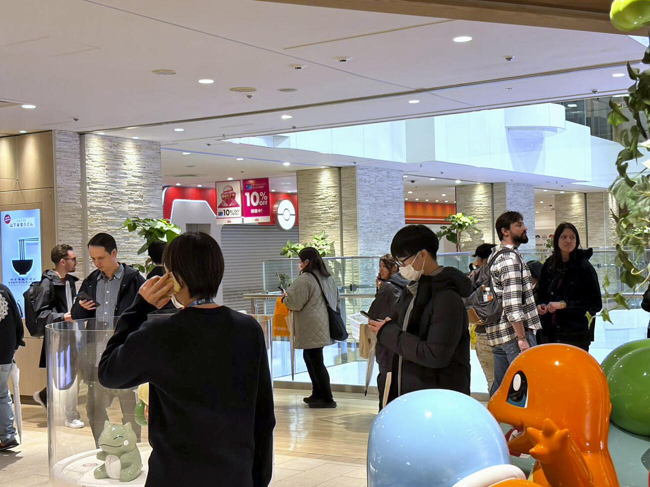 事件直後、騒然とする「ポケモンセンターメガトウキョー」店舗前＝26日（利用客提供、共同）