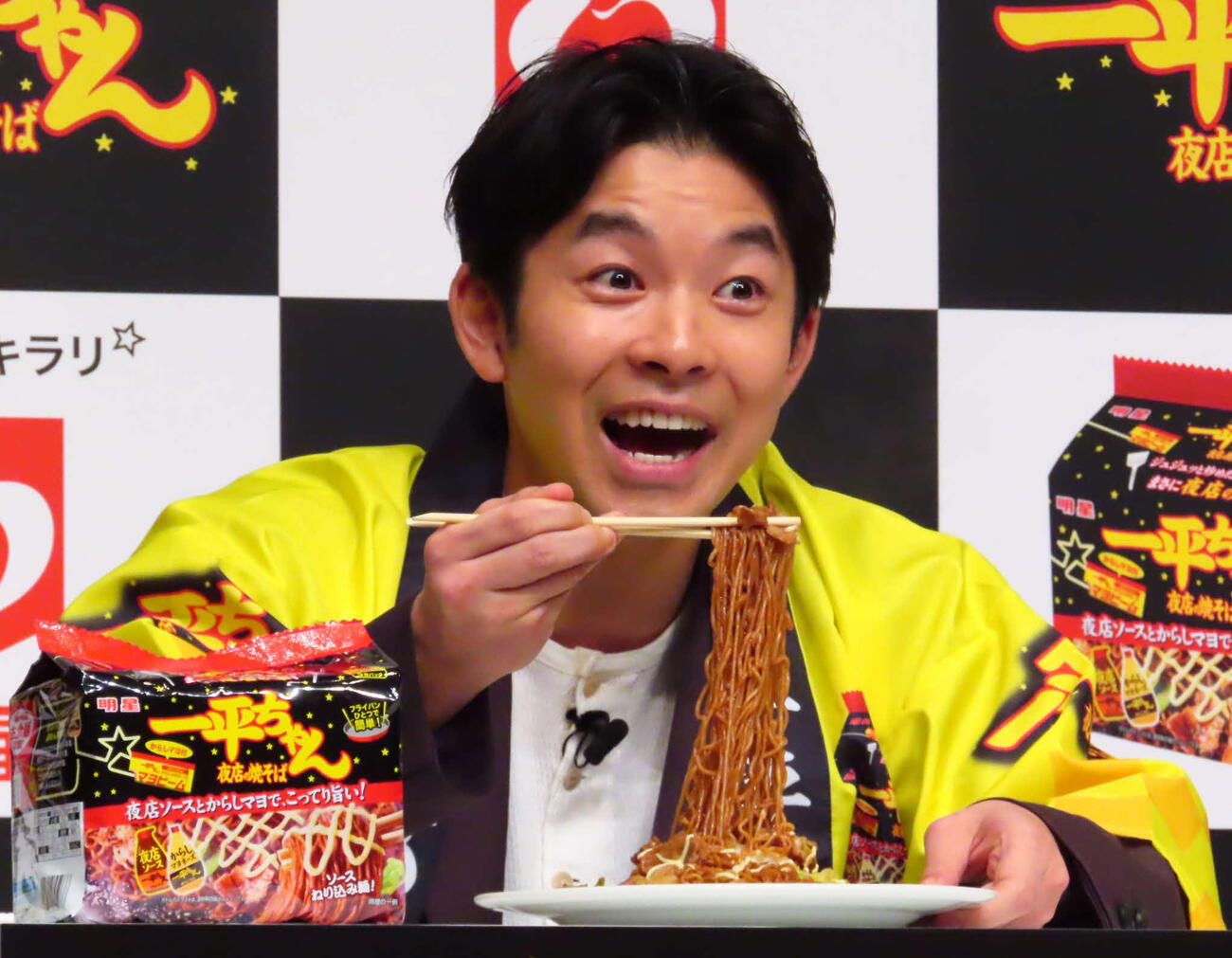 「明星　一平ちゃん夜店の焼そば　袋めん」を試食する仲野太賀