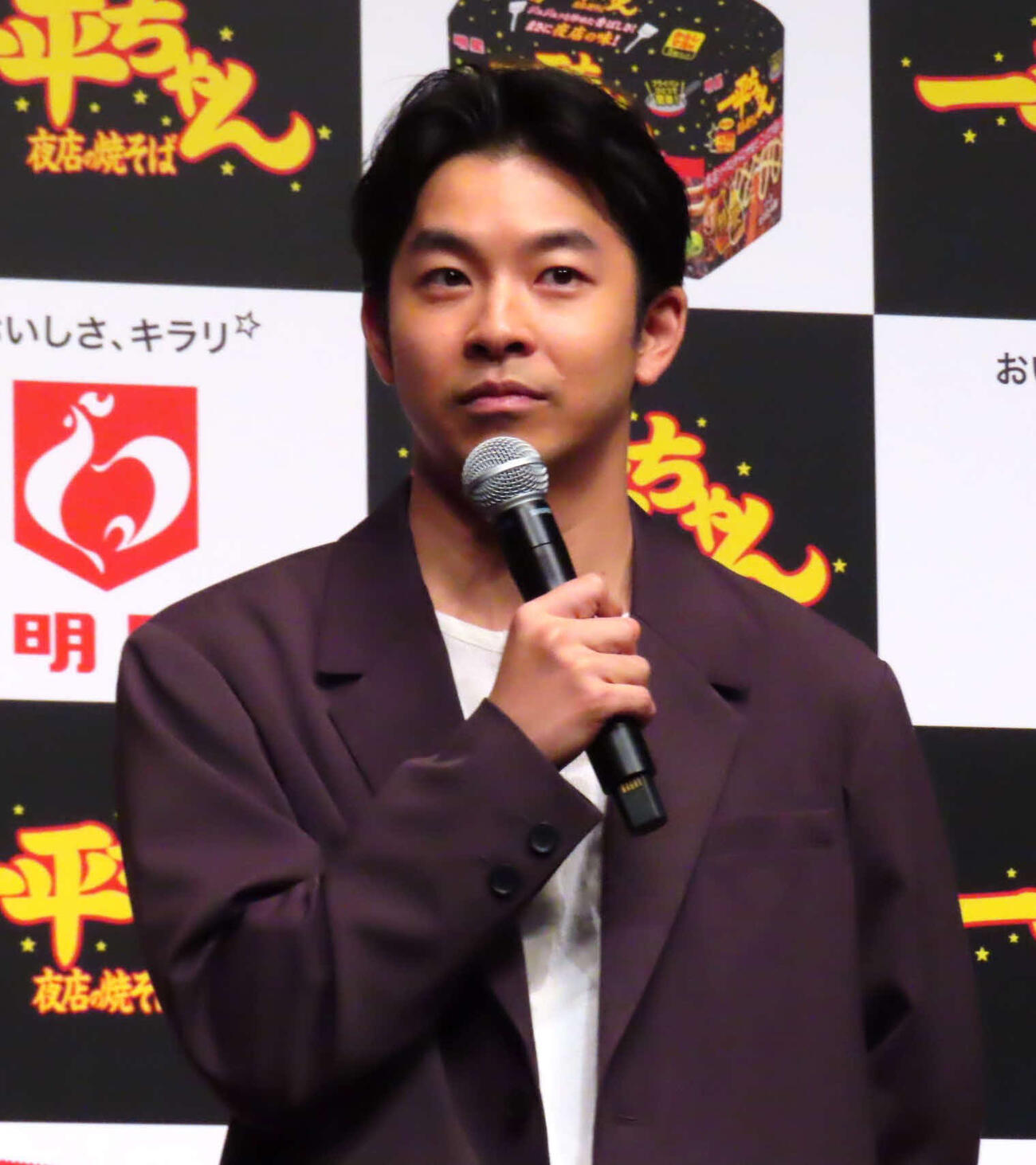 「明星　一平ちゃん夜店の焼そば　袋めん」新商品発表会に出席した仲野太賀