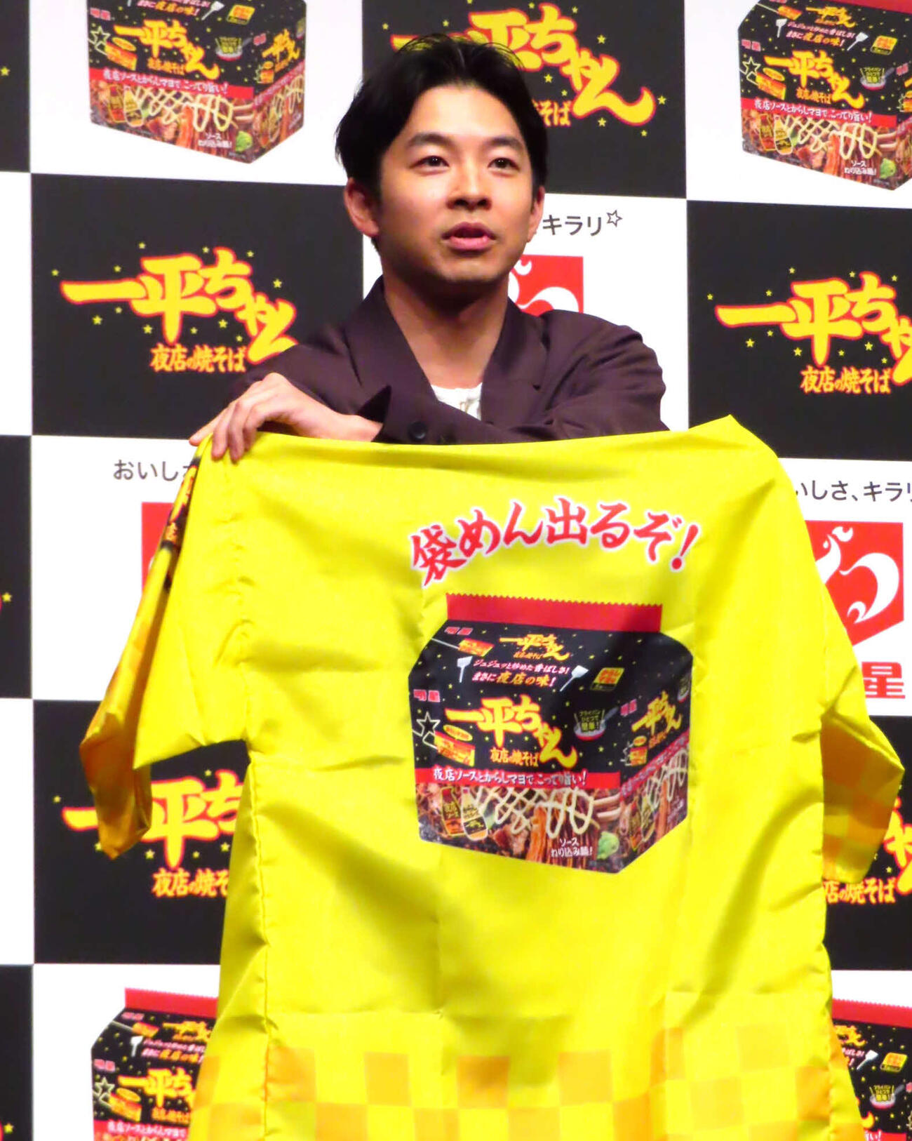 「明星　一平ちゃん夜店の焼そば　袋めん」新商品発表会で、法被をプレゼントされた仲野太賀