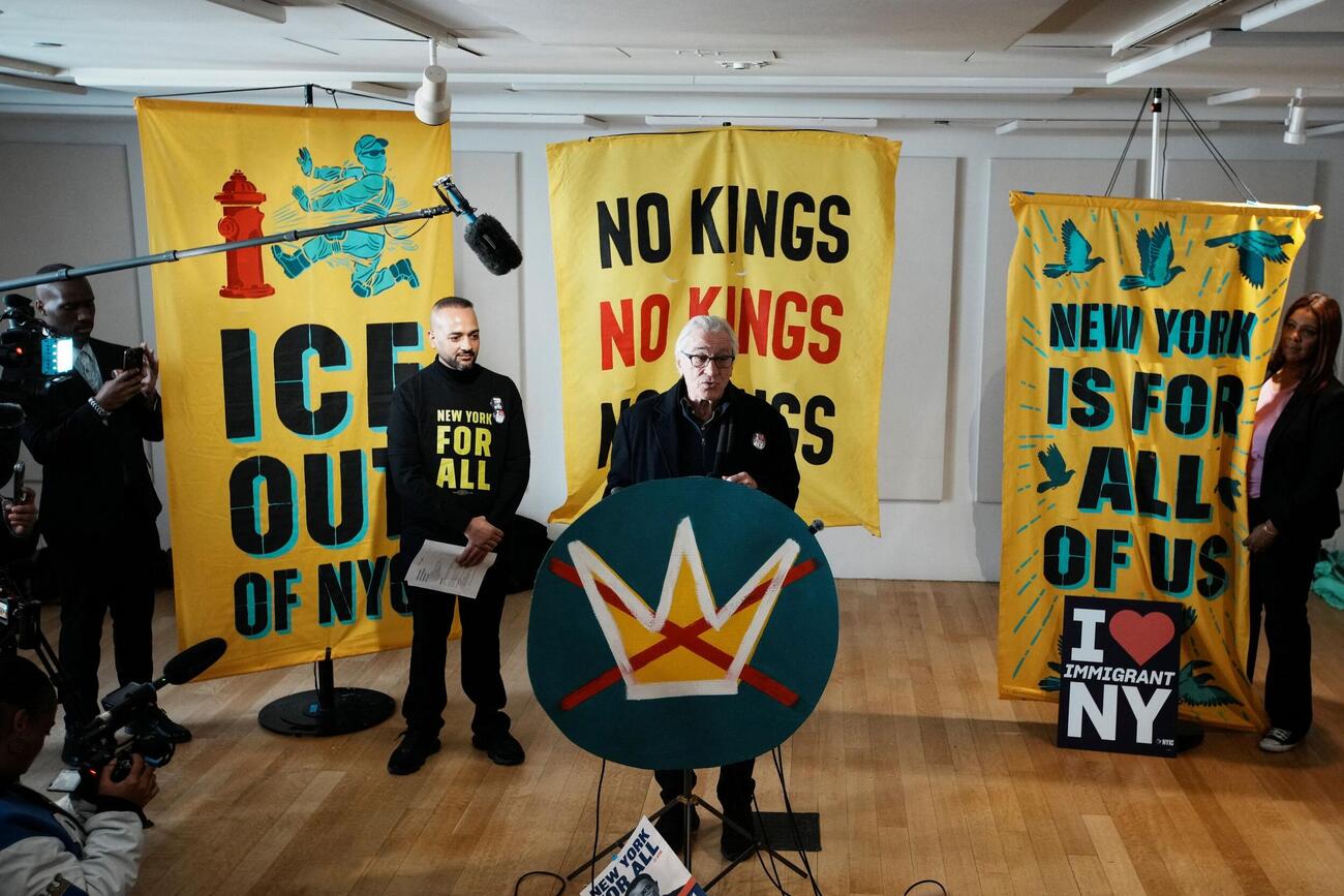 「No Kings」抗議活動が行われた当日、記者会見で発言する俳優のロバート・デ・ニーロ（ロイター）