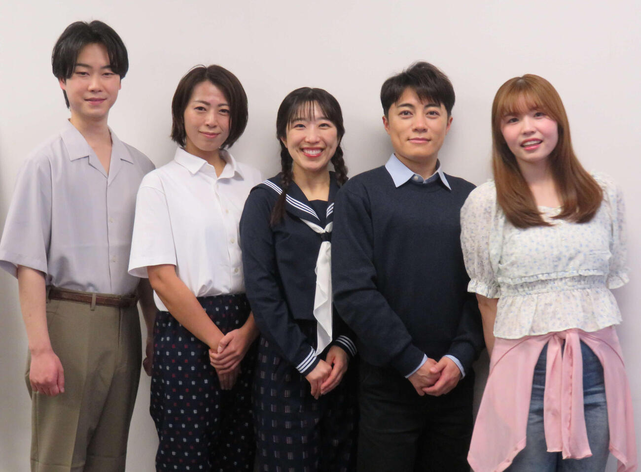 朗読劇「ほんとの空・青い空」の取材会を行った、左から駿河ヤマト、星宏美、津吹みゆ、大滝ひかる、藤田光璃