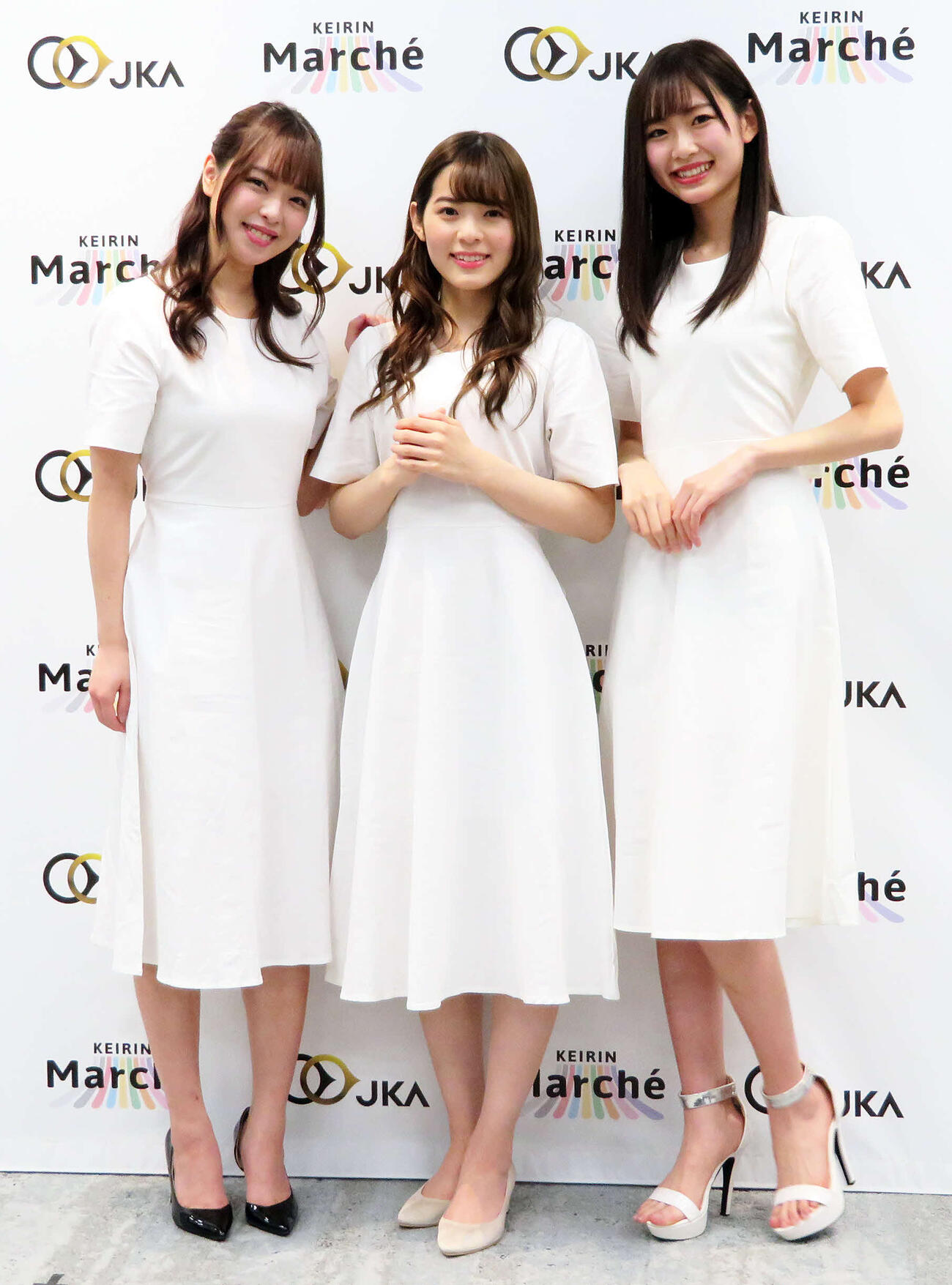 会見で笑顔を見せるけいマルガールズの、左から開坂映美、田村響華、八伏紗世（2019年12月撮影）