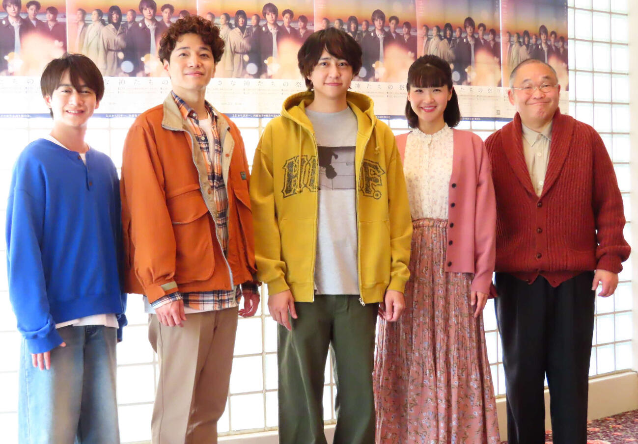 舞台「小さな神たちの祭り」取材会に出席した、左から藤井直樹、福田悠太、八乙女光、堺小春、斉藤暁