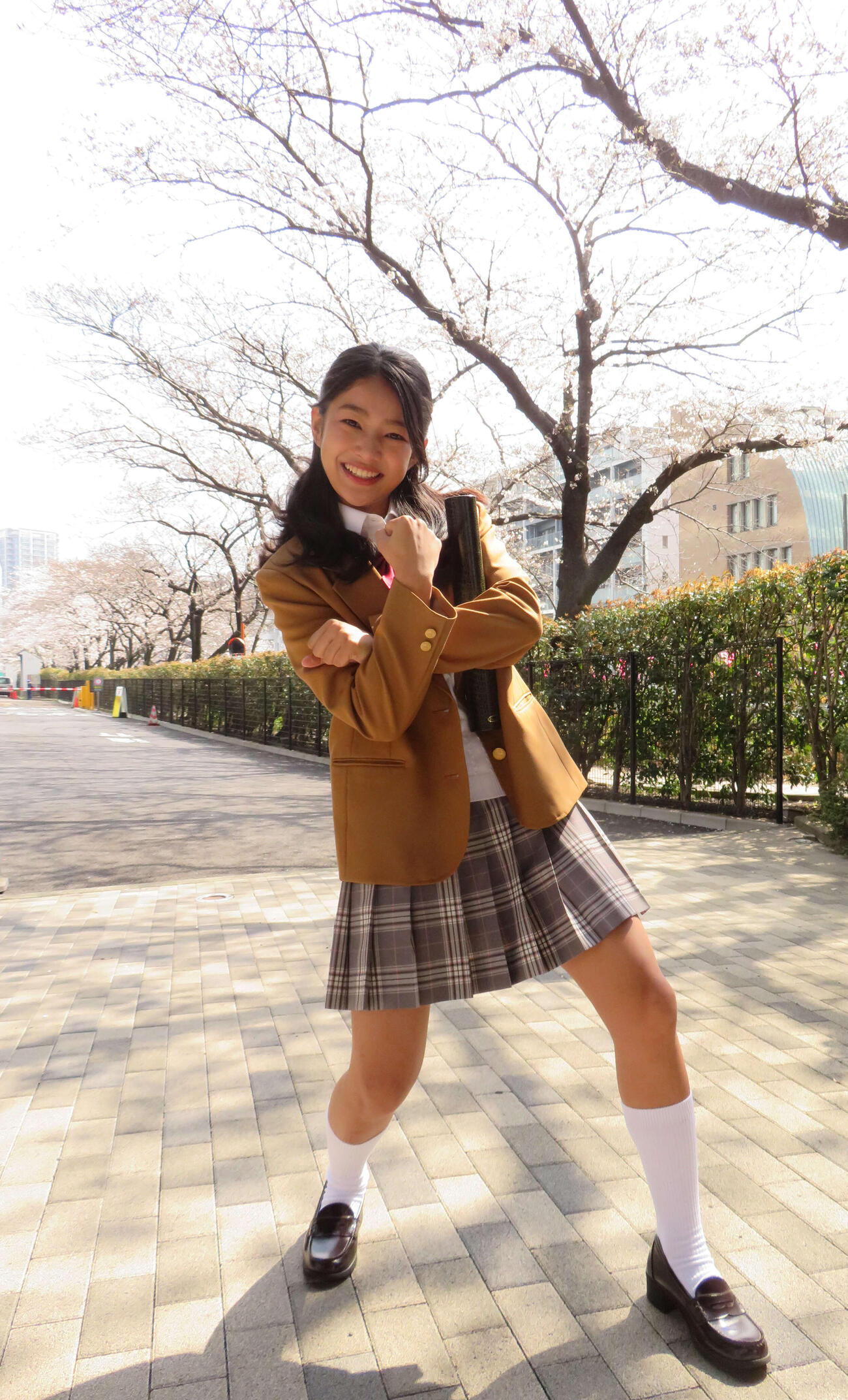 3月の高校卒業とともに上京し、現役ラストの制服姿でブラジリアン柔術の技・チョークスリーパーを披露する虹咲カリナ（撮影・村上幸将）