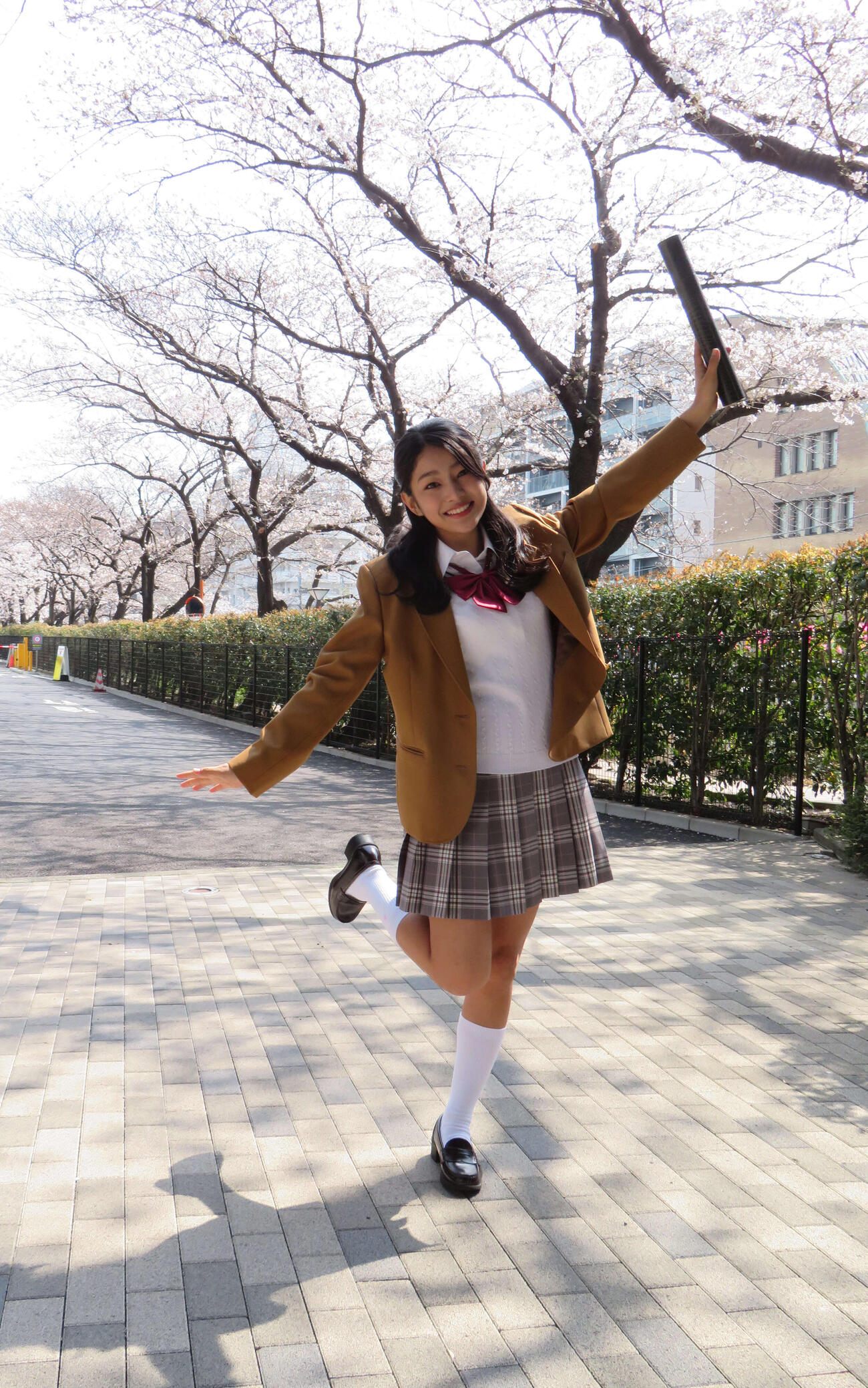 3月の高校卒業とともに上京し、現役ラストの制服姿を披露する虹咲カリナ（撮影・村上幸将）