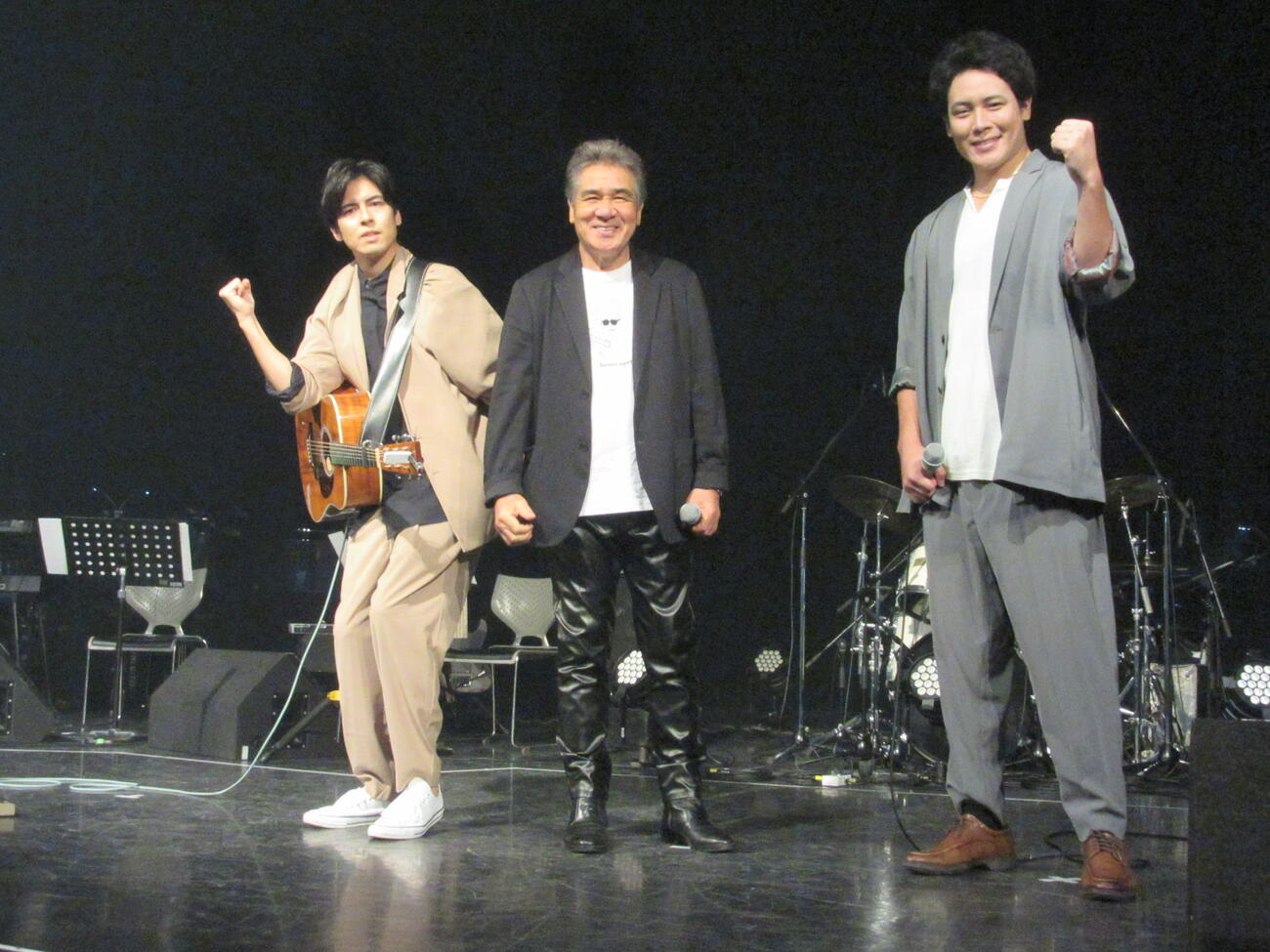 鳥羽一郎（中央）と兄弟デュオ「竜徹日記」。左は長男木村竜蔵、右は次男木村徹二（2021年8月撮影）