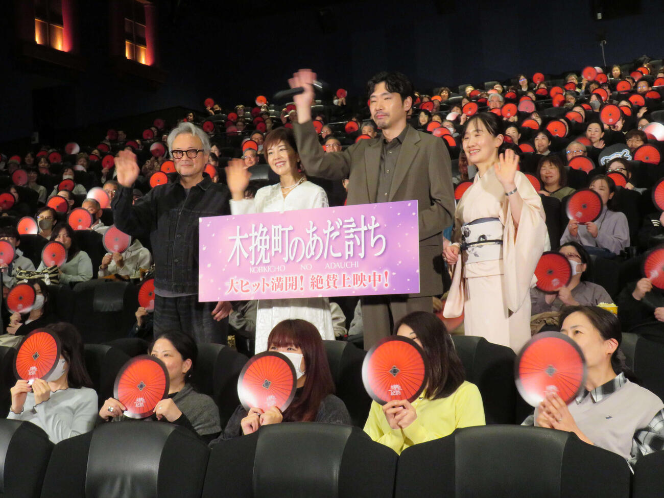 映画「木挽町のあだ討ち」大ヒット御礼舞台あいさつに登壇した、左から源孝志監督、沢口靖子、柄本佑、永井紗耶子氏（撮影・村上幸将）