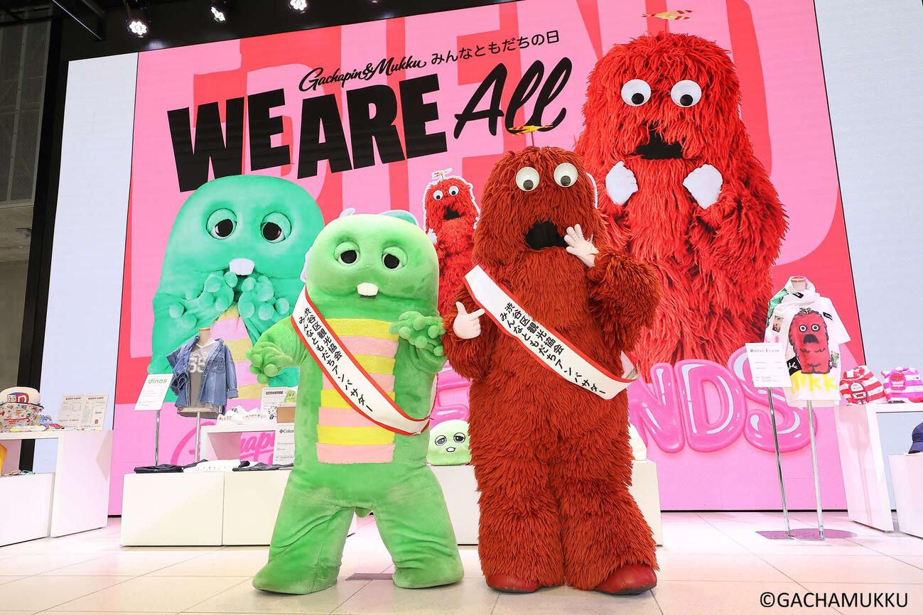 渋谷区観光協会アンバサダーに就任したガチャピン（左）、ムック