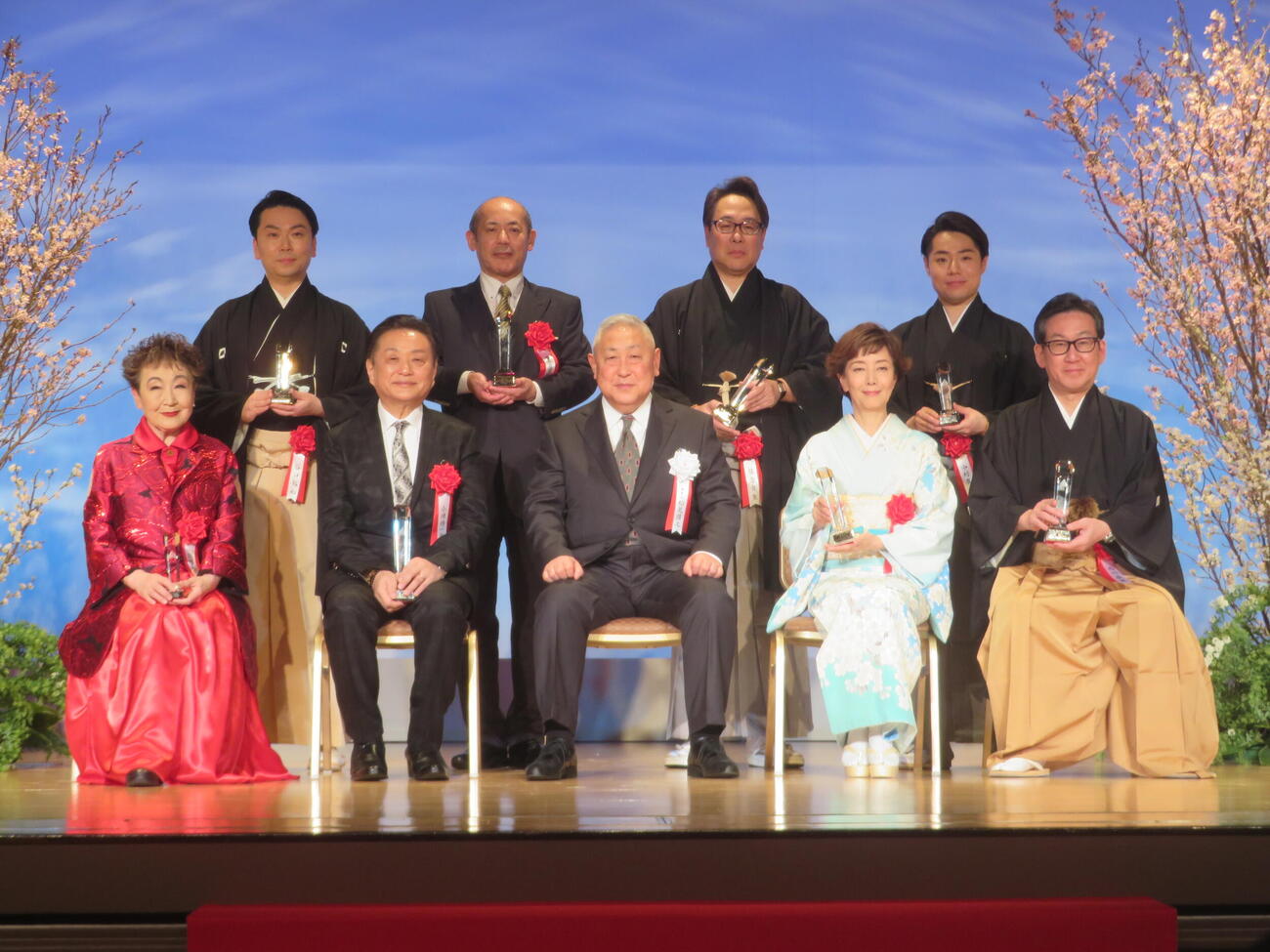 「第47回松尾芸能賞贈呈式」に出席した、前列左から加藤登紀子、小池修一郎氏、松尾國之理事長、戸田恵子、西川扇藏、後列左から谷口裕和、曽我廼家貫太郎、藤舎貴生、中村鷹之資（撮影・川田和博）