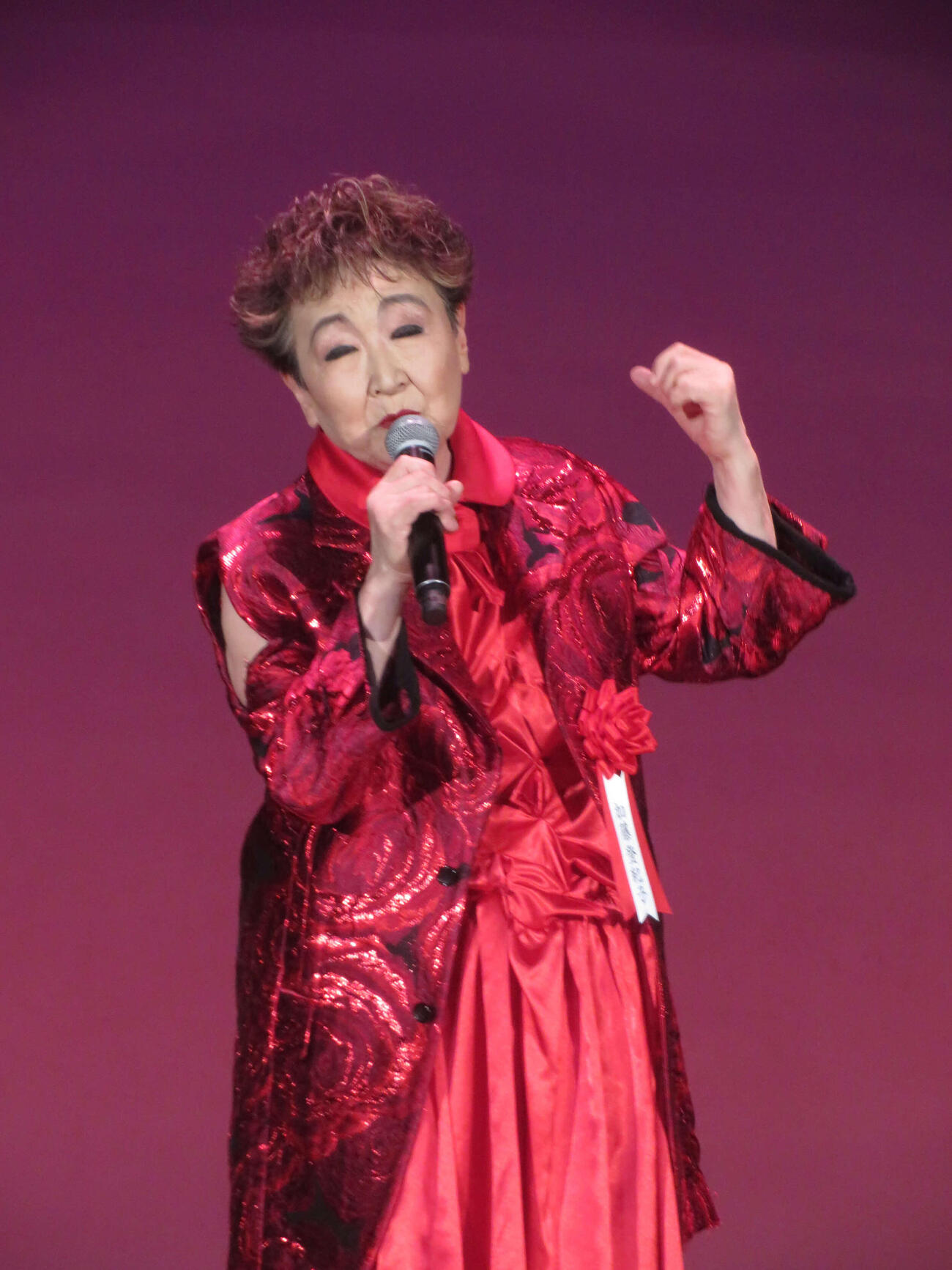 「第47回松尾芸能賞贈呈式」で「百万本のバラ」を歌唱する加藤登紀子（撮影・川田和博）