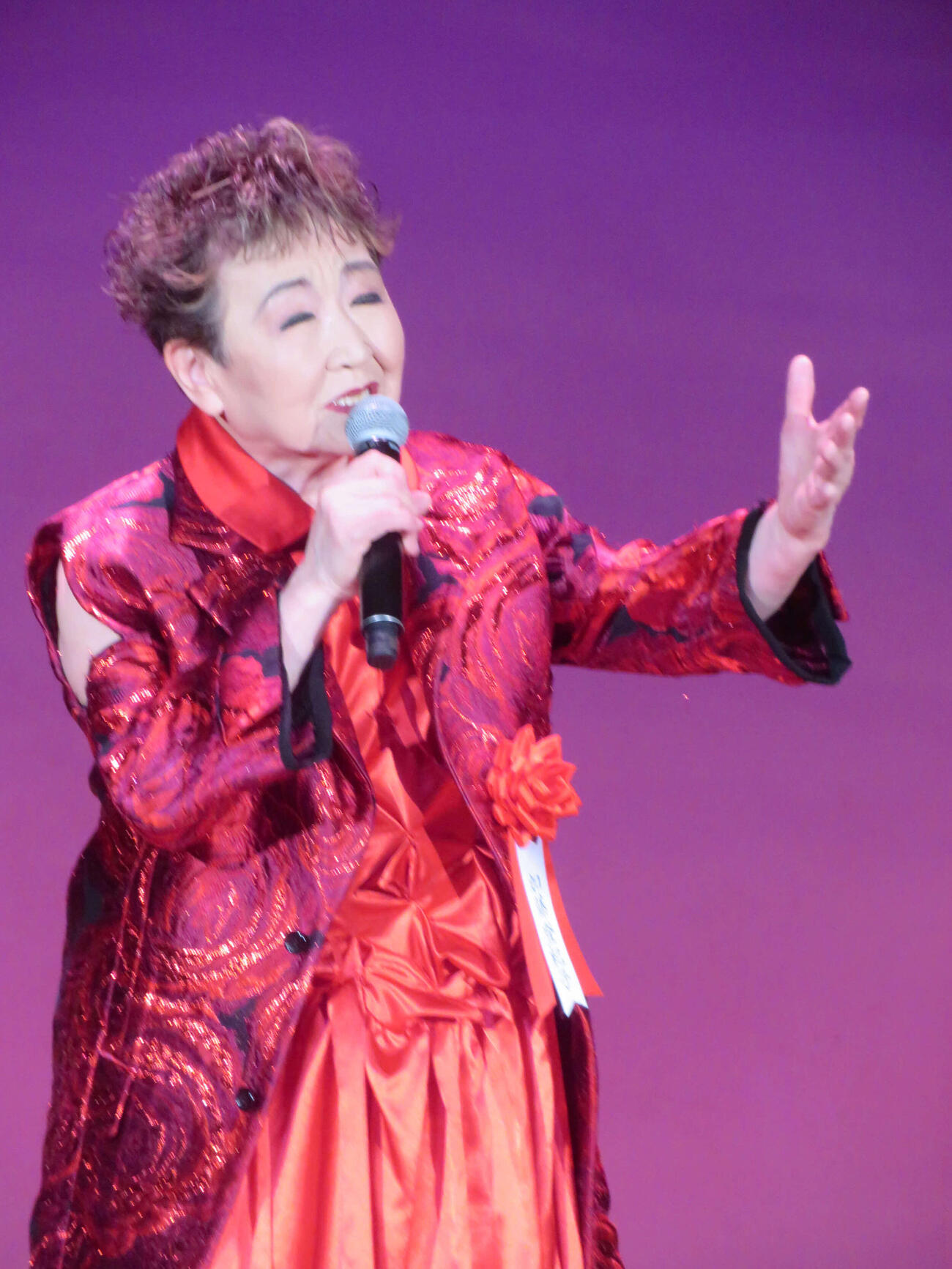 「第47回松尾芸能賞贈呈式」で「百万本のバラ」を歌唱する加藤登紀子（撮影・川田和博）